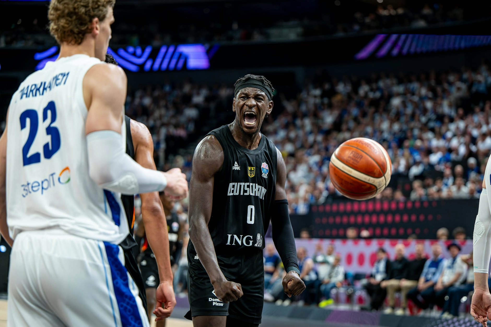 Mit seiner herausragenden Arbeit in der Verteidigung hat Isaac Bonga (r.) bereits Finnlands Superstar Lauri Markkanen entnervt.