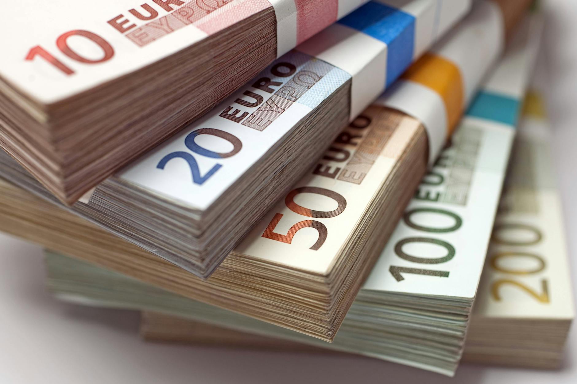 Bankkunden sollten darauf achten, dass sie gute Zinsen auf ihr Erspartes bekommen. Dafür lohnt sich ein gutes Tagesgeld aus dem Vergleich.