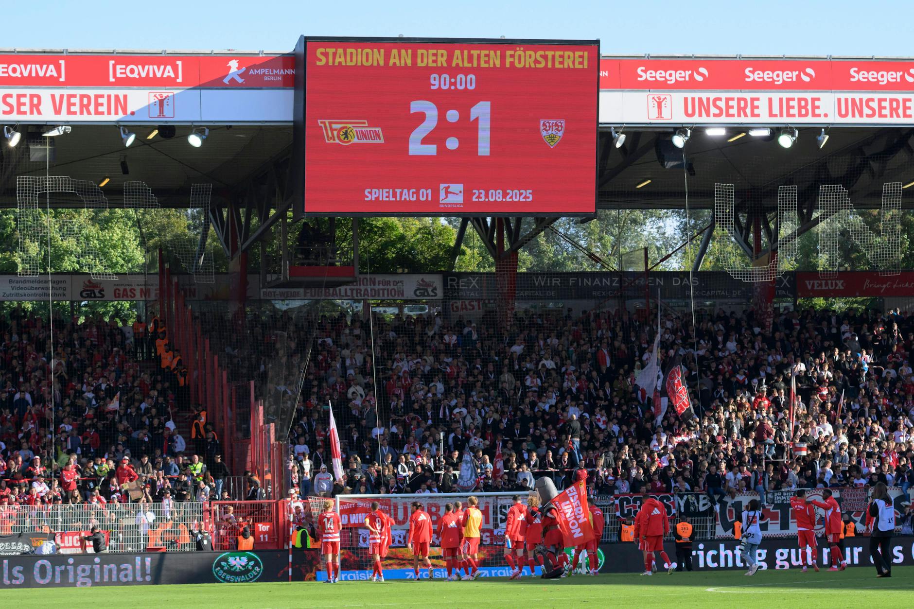 Von der Anzeigetafel prangt der 2:1-Sieg des 1. FC Union im ersten Heimspiel der Saison über den VfB Stuttgart.