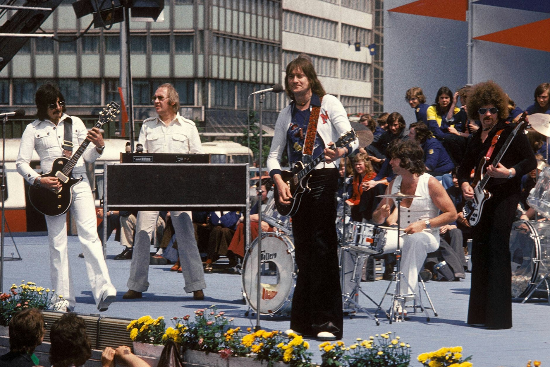Die Puhdys – Dieter Hertrampf, Peter Meyer, Dieter Birr, Gunther Wosylus und Harry Jeske (v.l.n.r.) – spielen auf dem Berliner Alexanderplatz zu den 10. Weltfestspielen in der DDR.