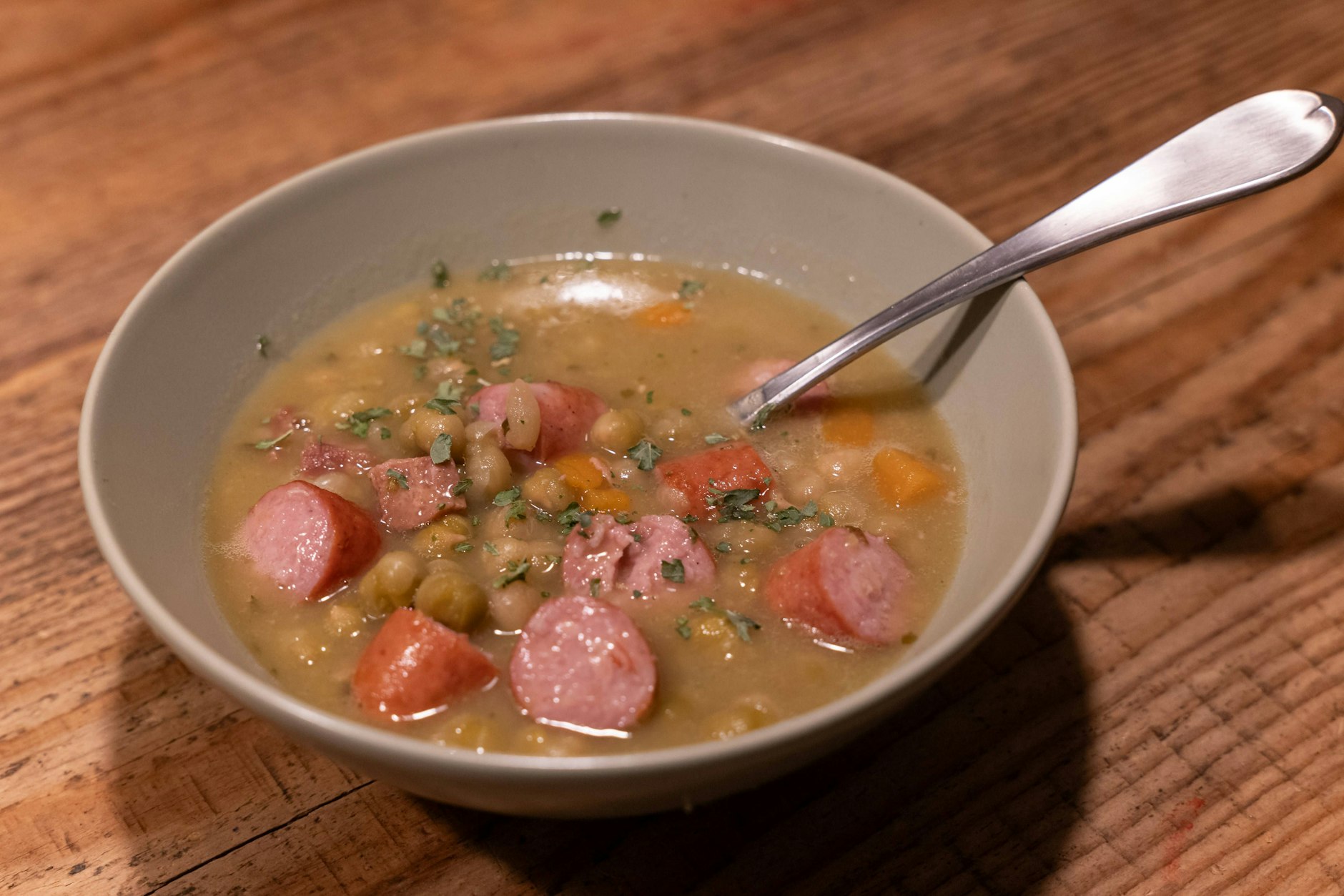 Nach dem diesem Rezept schmeckt die klassische Erbsensuppe einfach am besten.