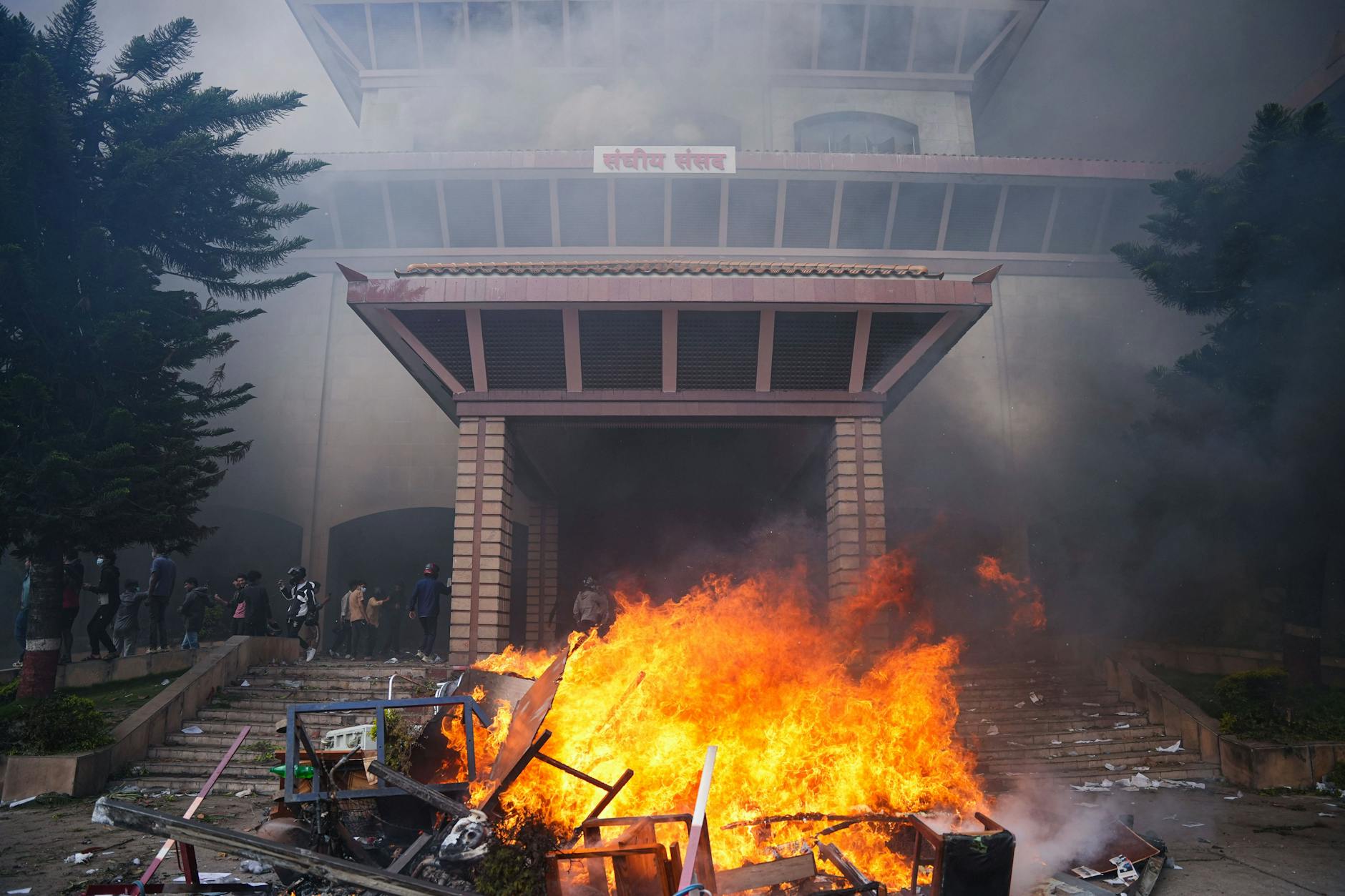 Kathmandu, Bagmati, Nepal: Demonstranten setzten unter anderem das Parlamentsgebäude in Brand.