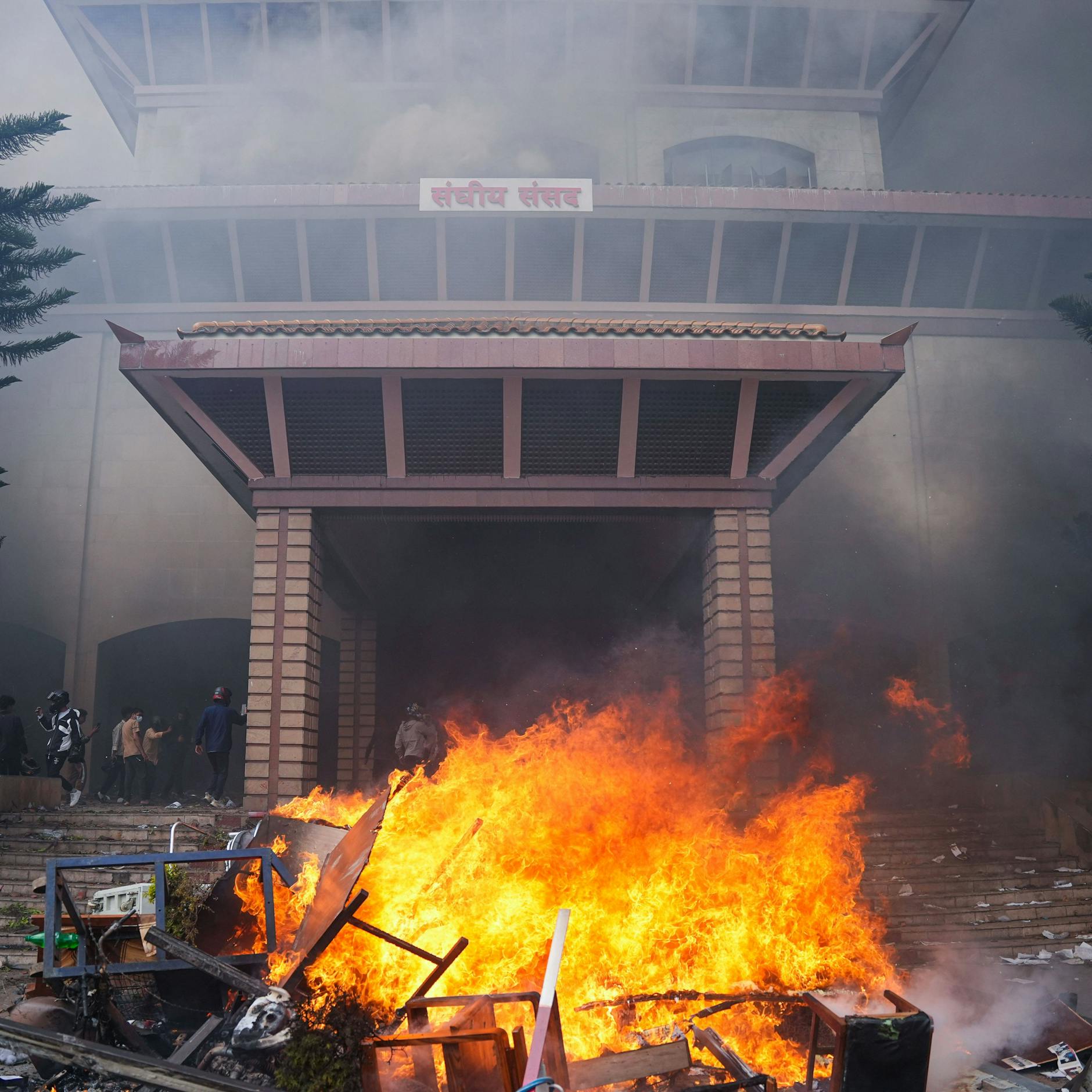 Image - Nepal: Proteste entarten nach Social-Media-Verbot – Parlament in Flammen, Premierminister tritt ab