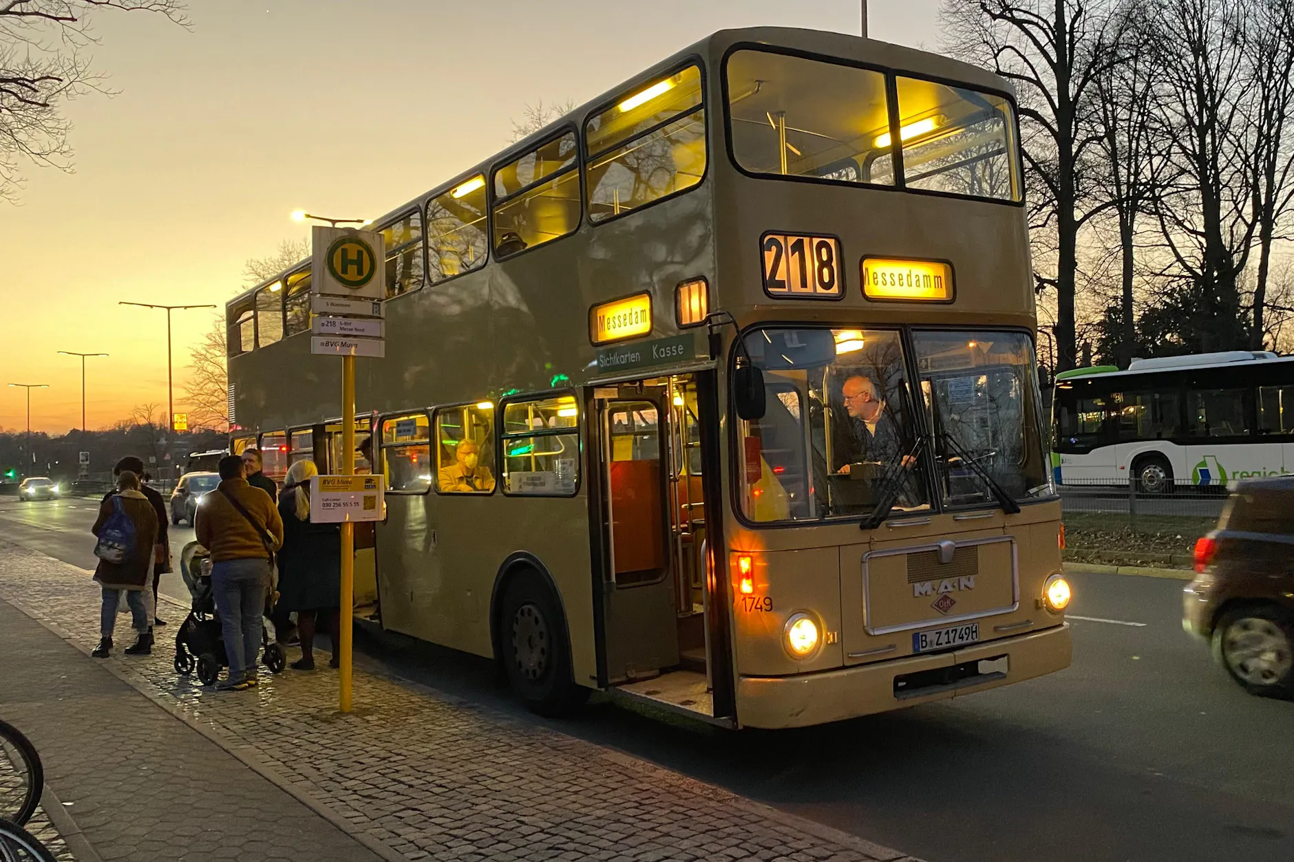 Seit 1980 in Berlin unterwegs: Der frühere BVG-Bus 1749 hält in Wannsee. Auf der Linie 218 setzt die Arbeitsgemeinschaft Traditionsbus Berlin täglich historische Busse wie den MAN SD80 ein.