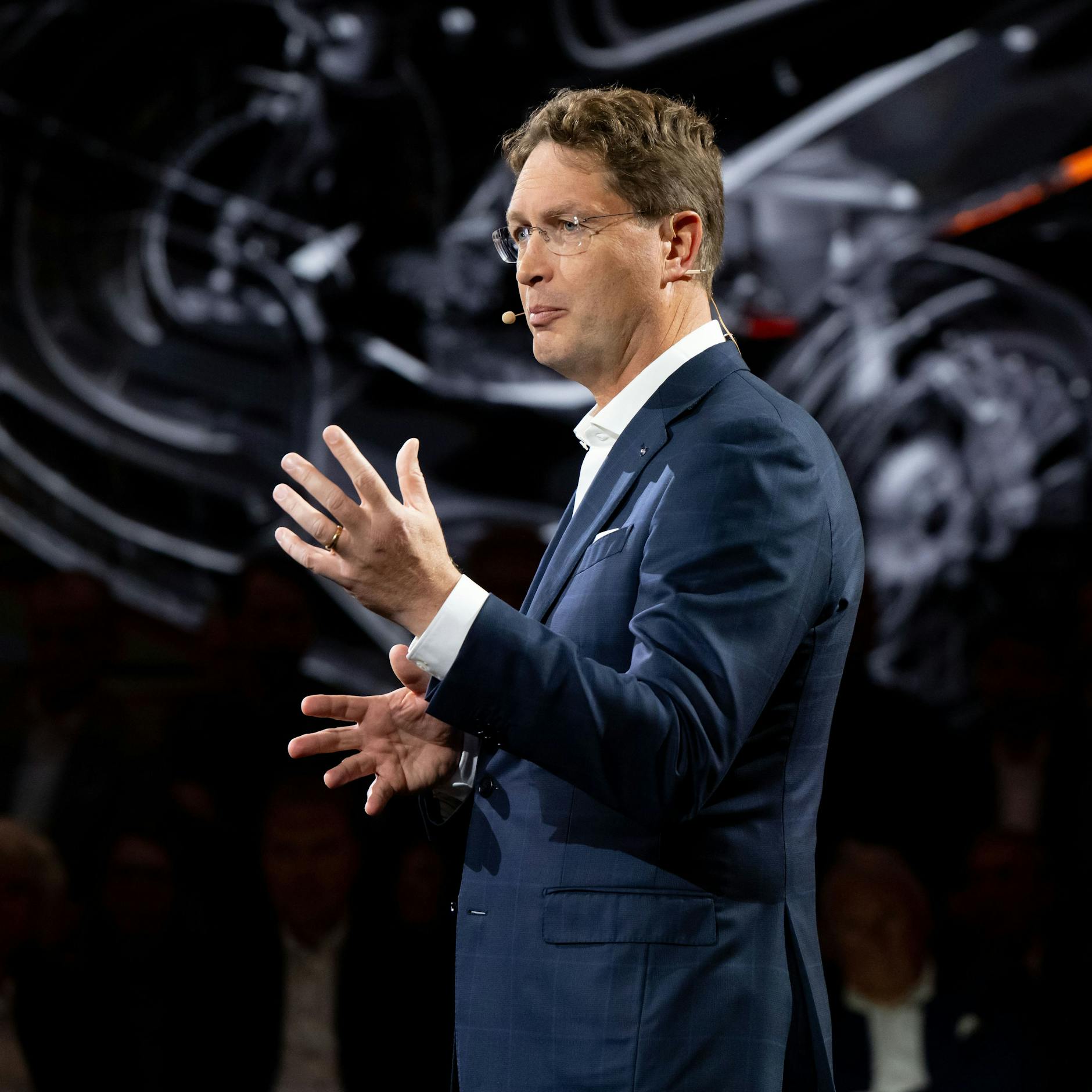 Image - Panne vor Augen des Bundeskanzlers: Mercedes-Chef bekommt Kofferraum auf der IAA nicht auf