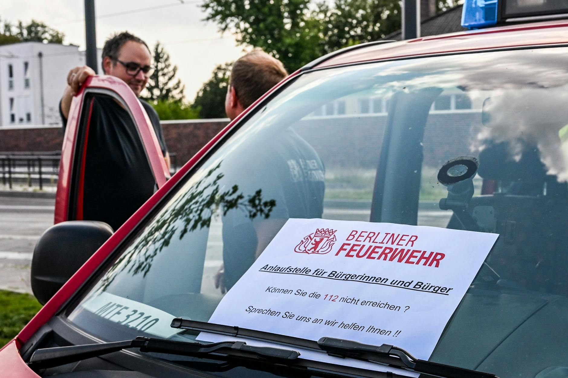 Ein Auto der Feuerwehr steht am Bahnhof Schöneweide als Anlaufstelle für Betroffene, die wegen des Stromausfalls keinen Notruf wählen können.