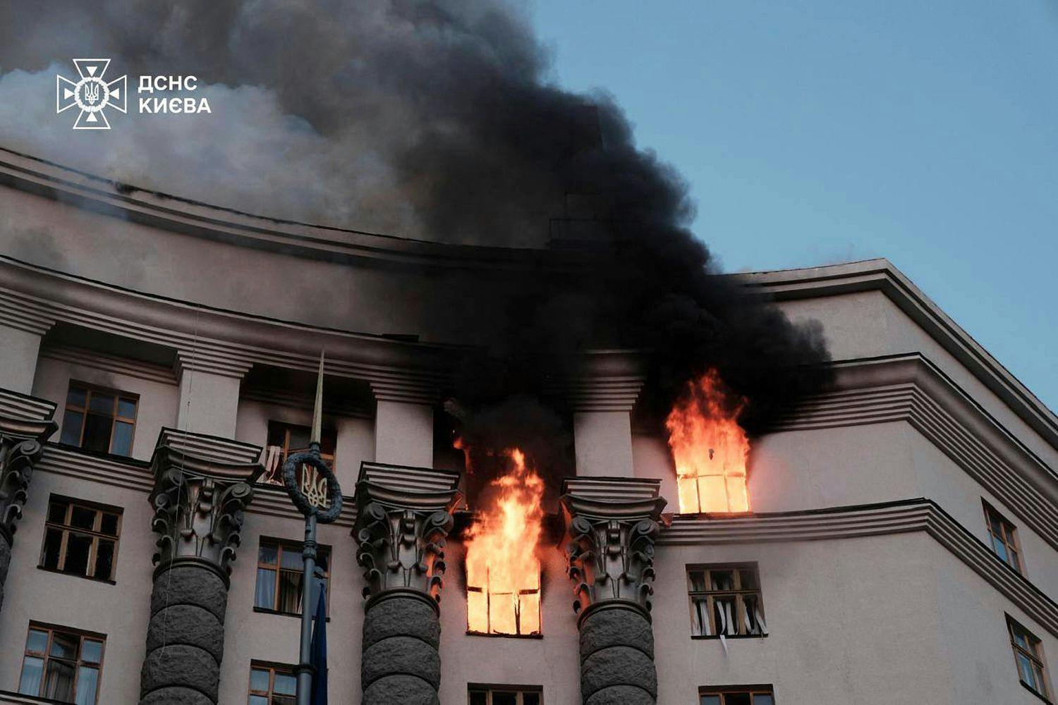 Kiew: Auf diesem vom ukrainischen Katastrophenschutz zur Verfügung gestellten Foto steigt Rauch von einem Feuer im Gebäude des Ministerkabinetts nach einem russischen Angriff auf.