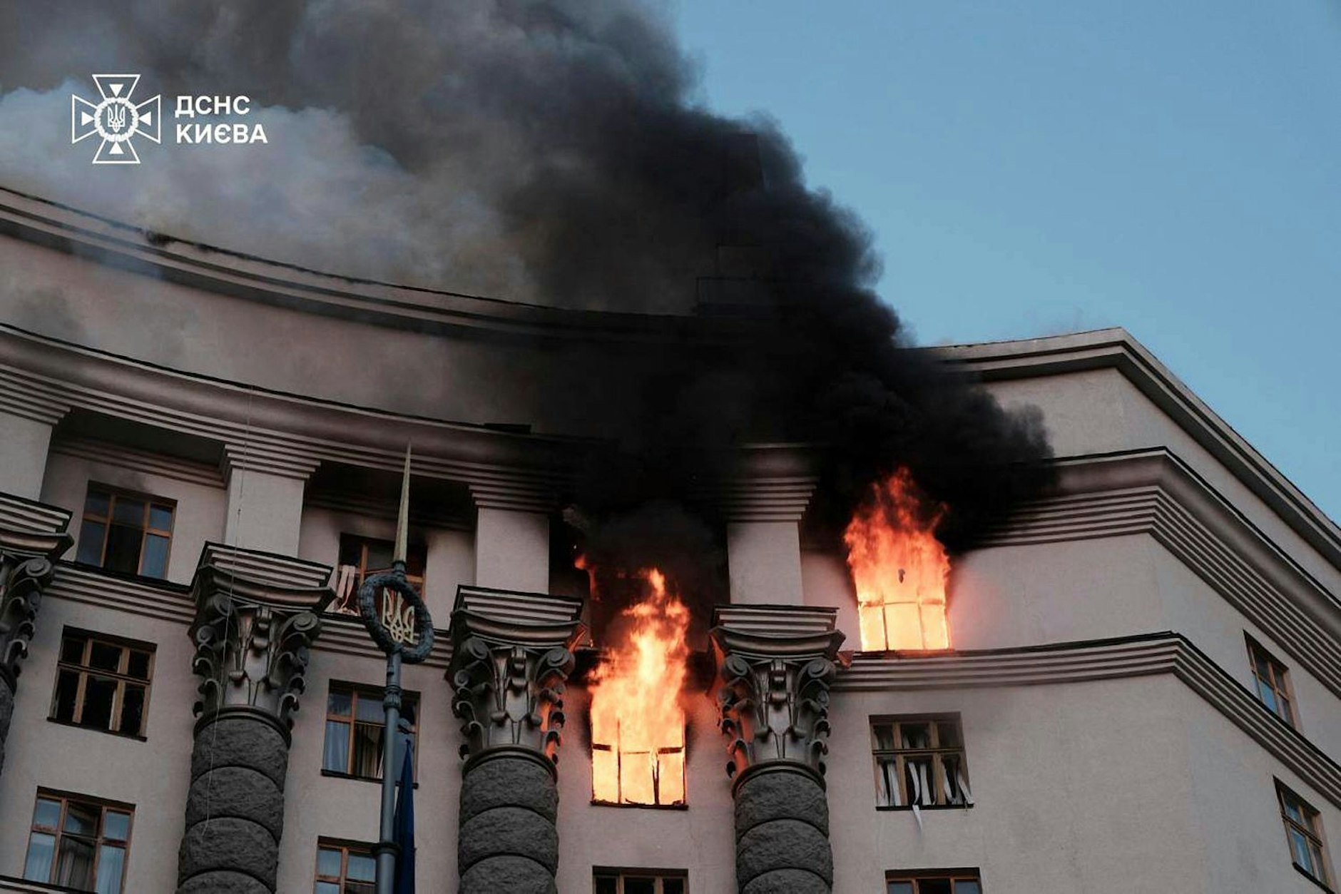 Kiew: Auf diesem vom ukrainischen Katastrophenschutz zur Verfügung gestellten Foto steigt Rauch von einem Feuer im Gebäude des Ministerkabinetts nach einem russischen Angriff auf.