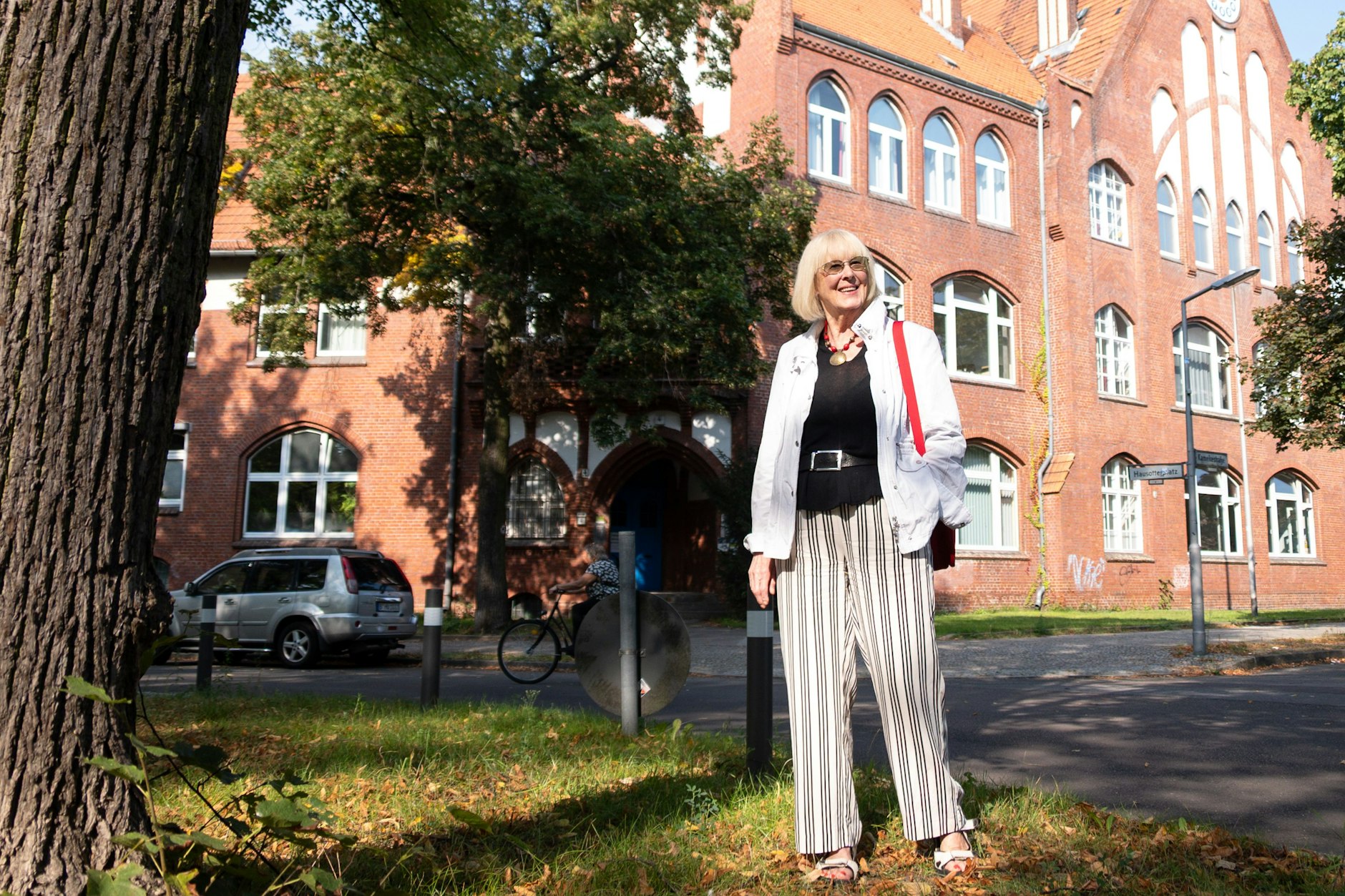 Autorin Monika Heintze (86) an der Hausotter-Grundschule in Reinickendorf. Hier ging sie als Mädchen in der Nachkriegszeit in die Volksschule. Hier im Kiez spielt auch der Roman.