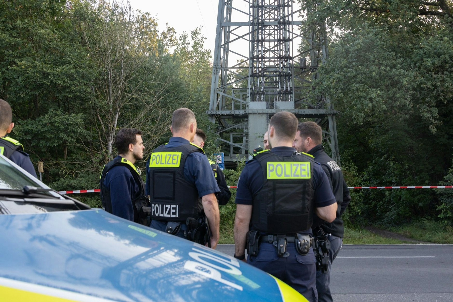 Die Polizei am Brandort: Im Bereich Königsheideweg/Späthsfelder Straße brannten zwei Strommasten.