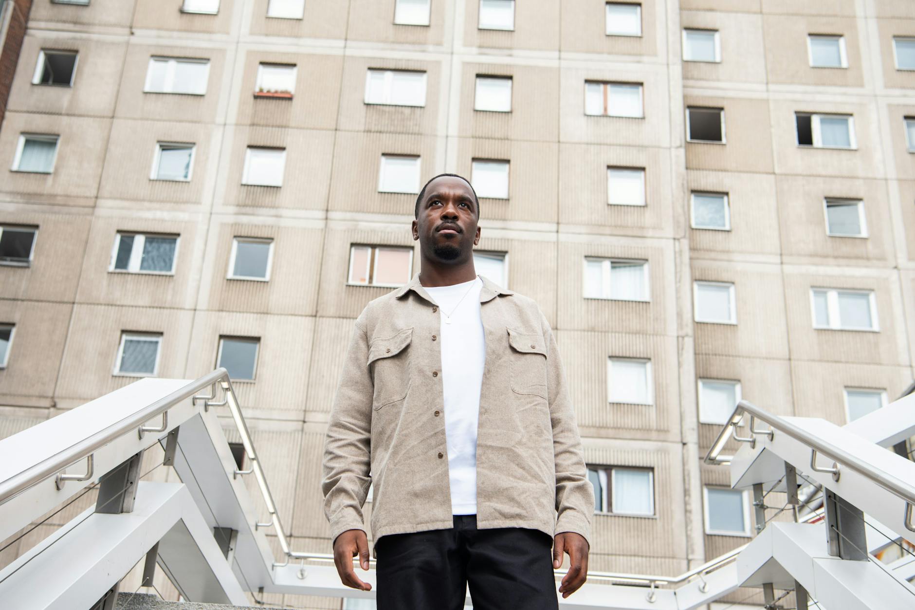 Wie überwindet man Suizidgedanken? Der Berliner Regisseur Vinsley geht dieser Frage im Kurzfilm „Echter Mann“ nach.