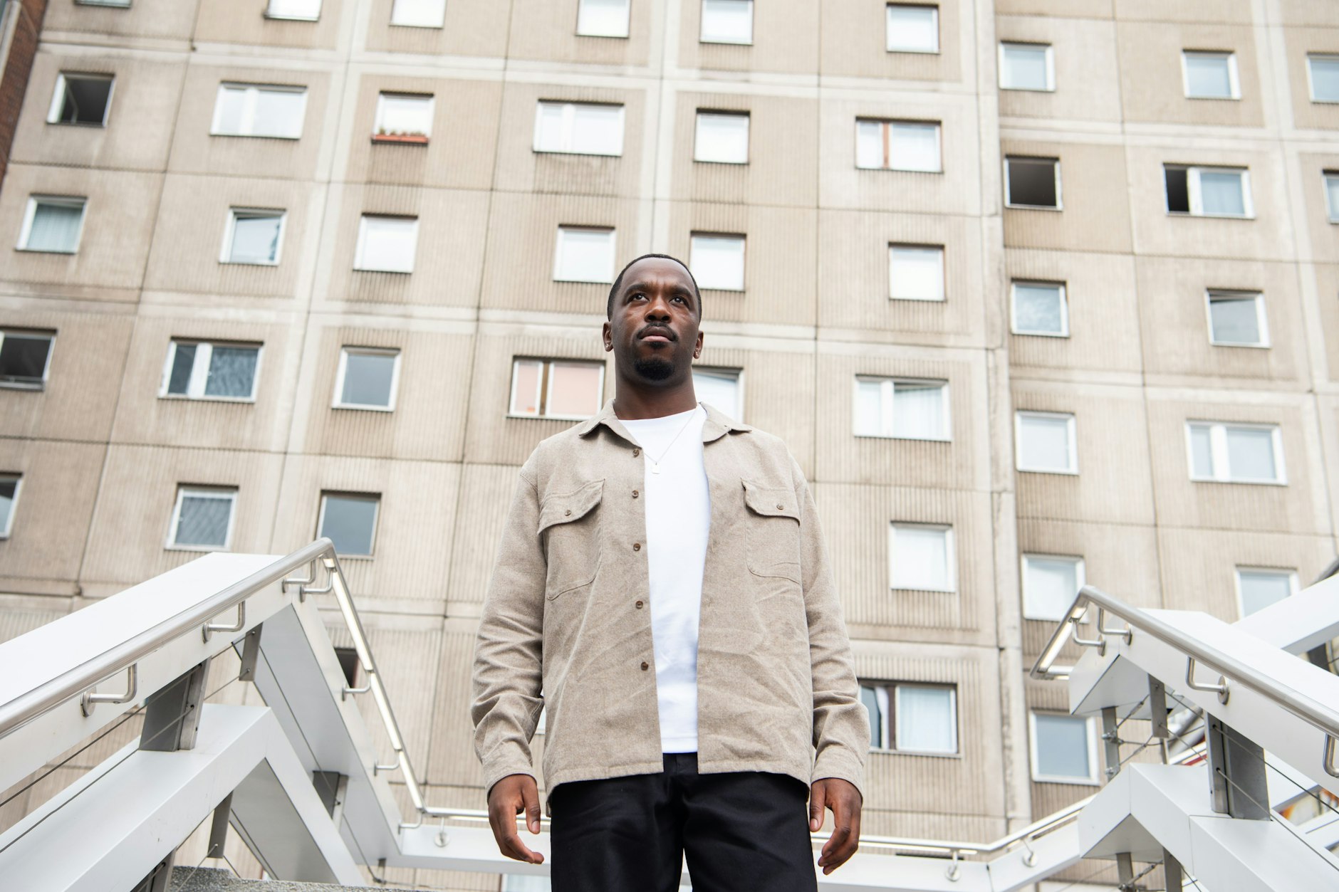 Wie überwindet man Suizidgedanken? Der Berliner Regisseur Vinsley geht dieser Frage im Kurzfilm „Echter Mann“ nach.