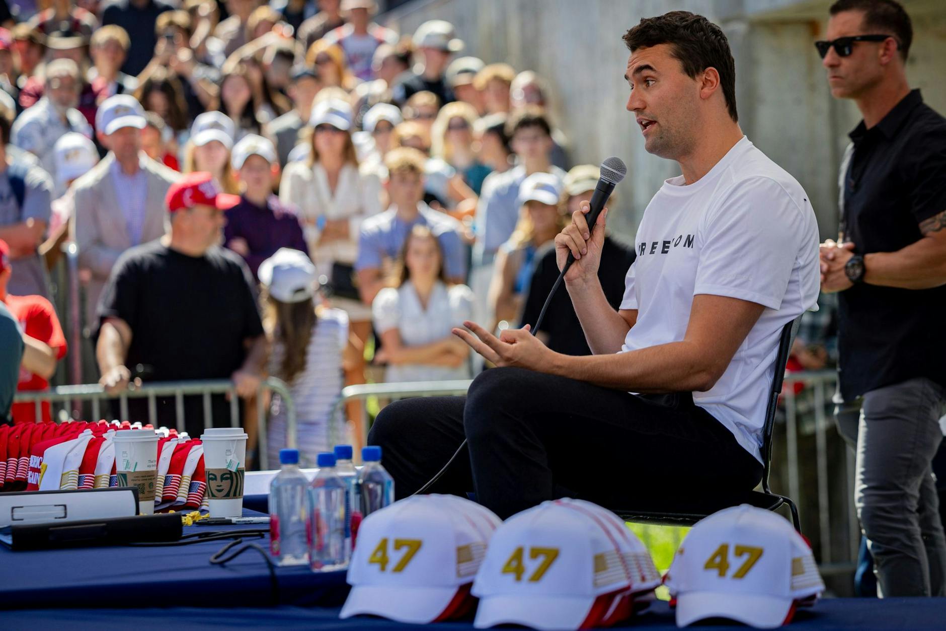 Charlie Kirk spricht an der Utah Valley University, kurz darauf wurde er angeschossen.