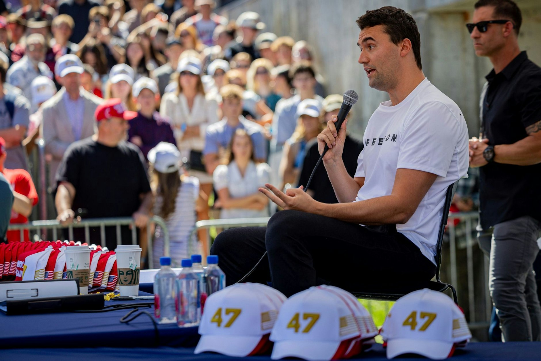 Charlie Kirk spricht an der Utah Valley University, kurz darauf wurde er angeschossen.