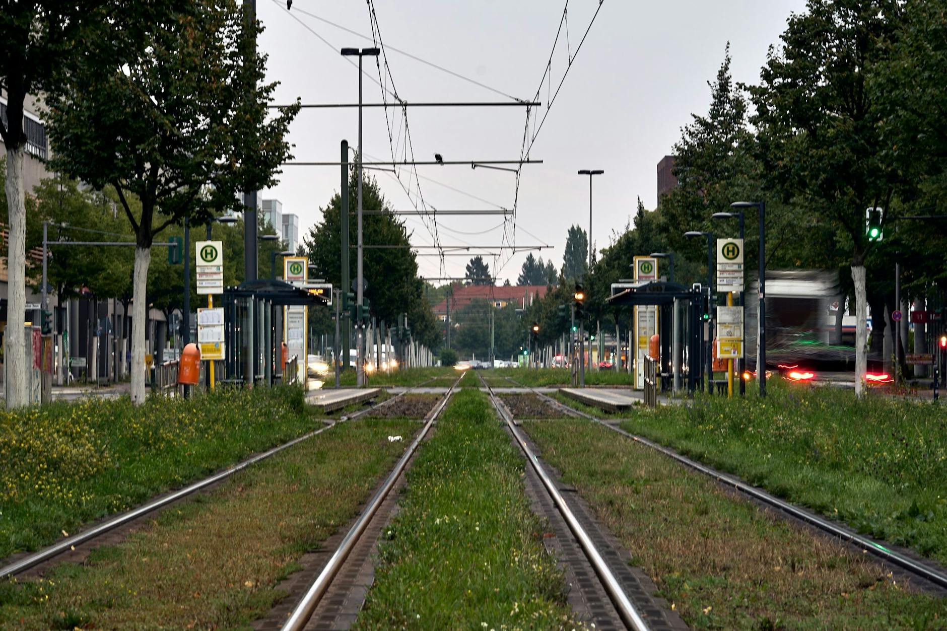 Im morgendlichen Berufsverkehr sind auf der Rudower Chaussee in Treptow-Köpenick die einzigen Lichtquellen die Scheinwerfer der Fahrzeuge. Durch einen Stromausfall fielen Ampeln und Straßenlaternen aus.
