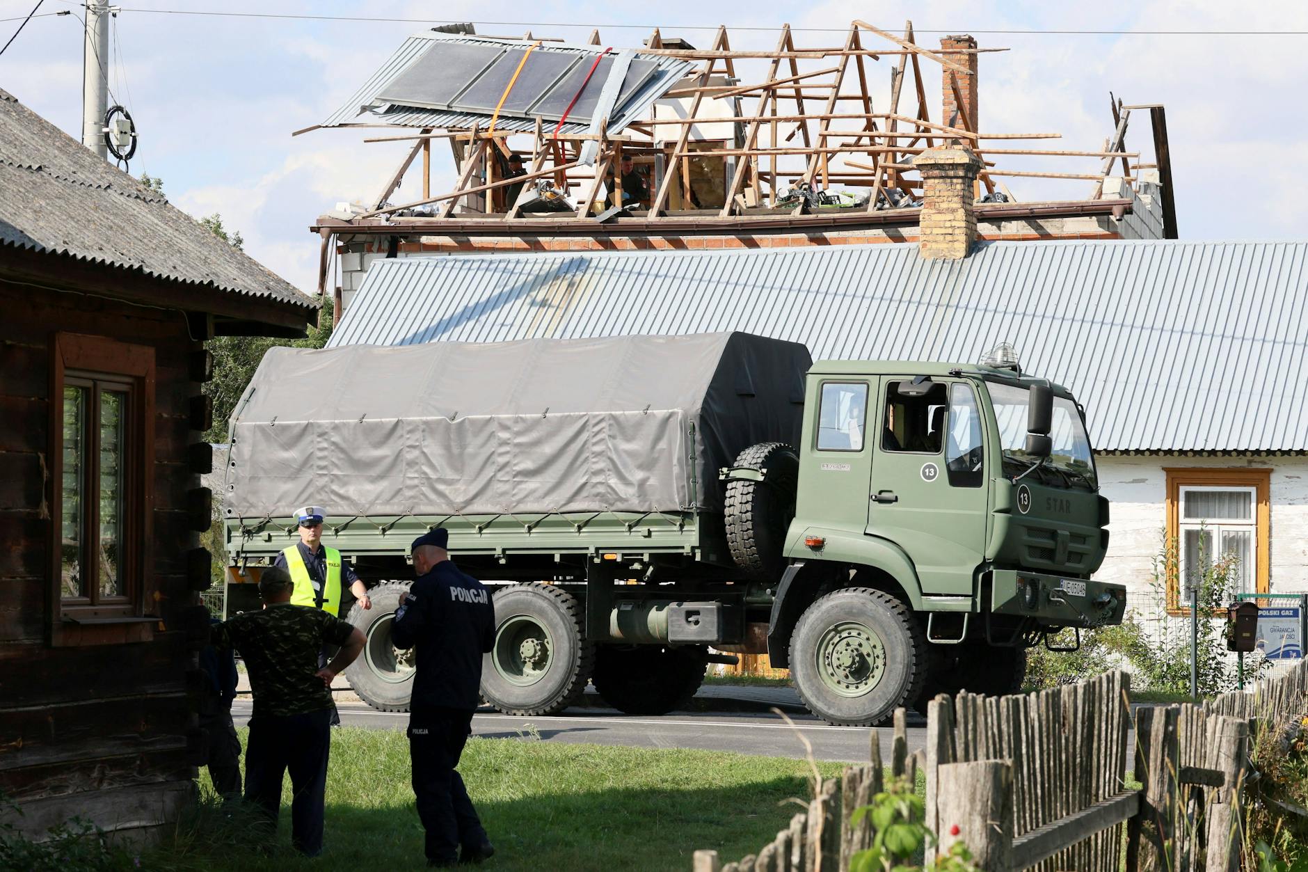 Eine russische Drohne wurde im Luftraum über Polen abgeschossen. Eine der Drohnen beschädigte bei ihrem Absturz ein Haus im ostpolnischen Wyryki.