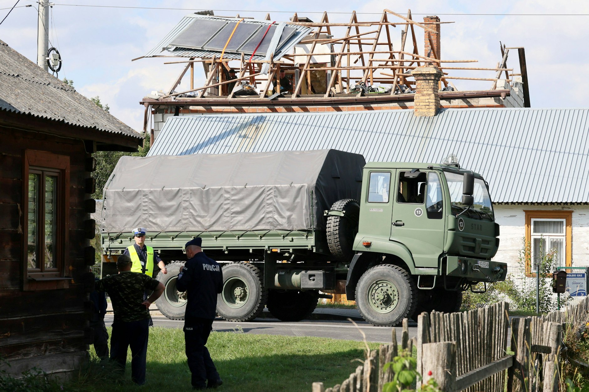 Eine russische Drohne wurde im Luftraum über Polen abgeschossen. Eine der Drohnen beschädigte bei ihrem Absturz ein Haus im ostpolnischen Wyryki.