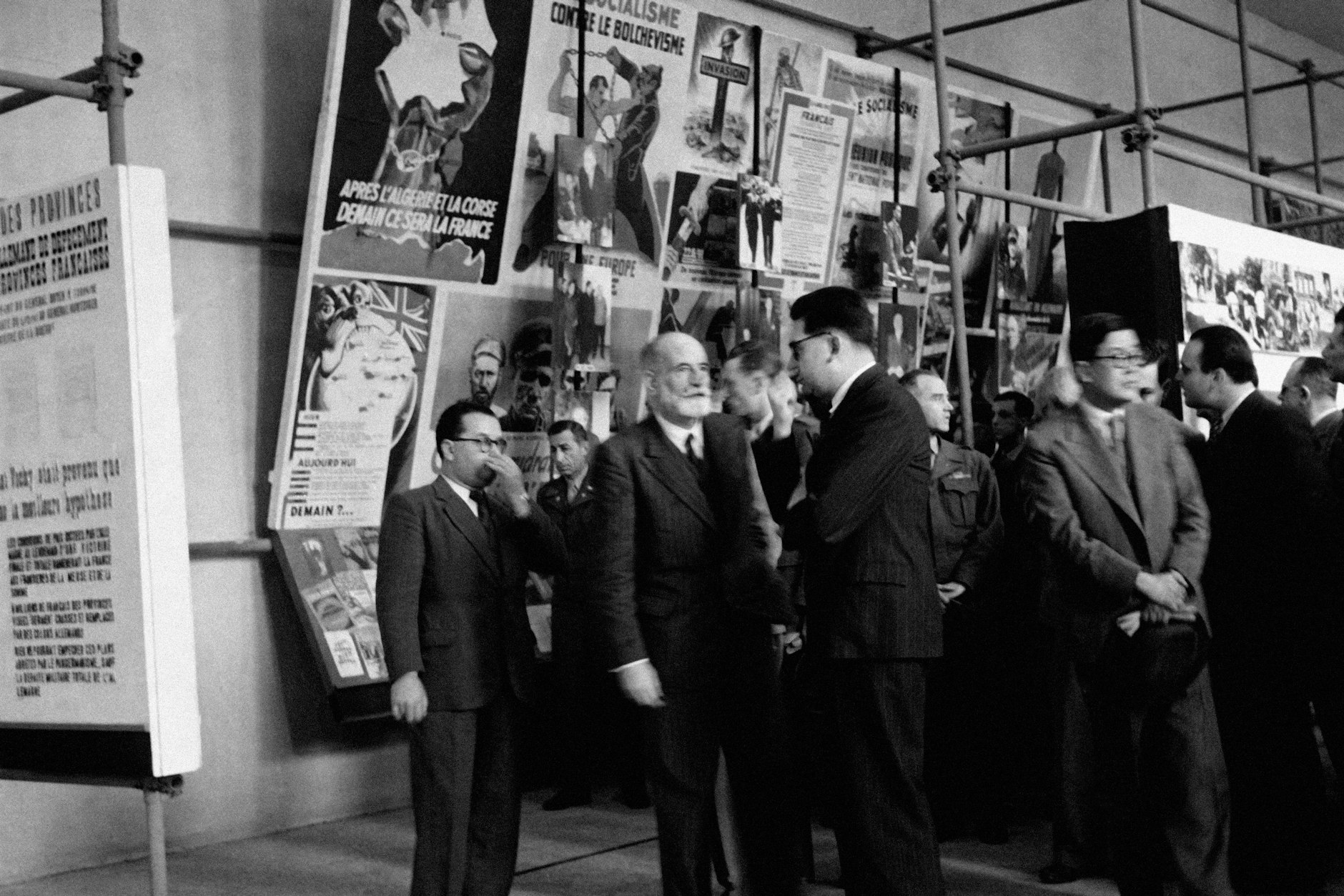 Eröffnung der Ausstellung über die Verbrechen Hitlers im Grand Palais in Paris, Frankreich, im Juni 1945.