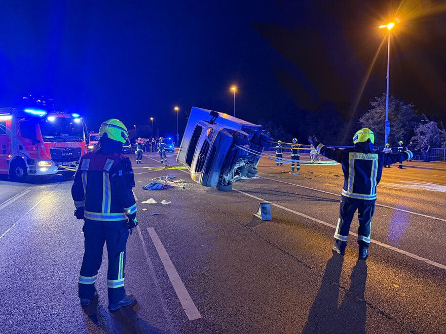 Umgekippter Laster auf der Lichtenberger Brücke löst Großeinsatz aus
