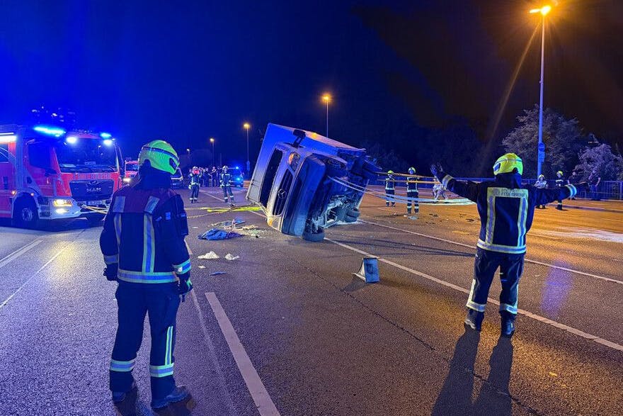 Nach einem heftigen Unfall wird auf der Lichtenberger Brücke ein umgekippter Lieferwagen wiederaufgerichtet.
