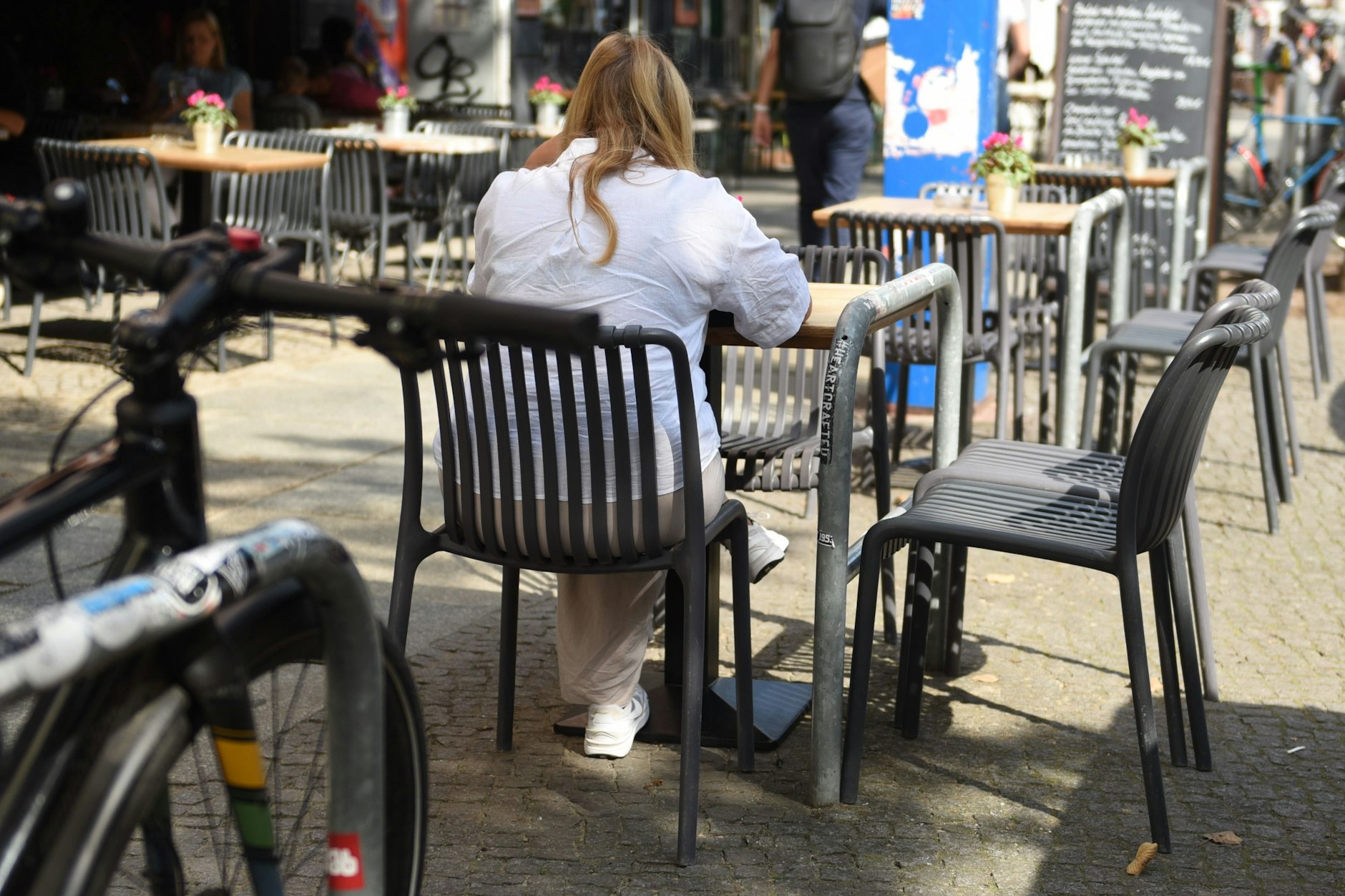 Das Restaurant Hüftgold in der Bahnhofstraße in Friedrichshain stellt Tische direkt neben Fahrradbügel. Eine Genehmigung für die Fläche liegt vor.