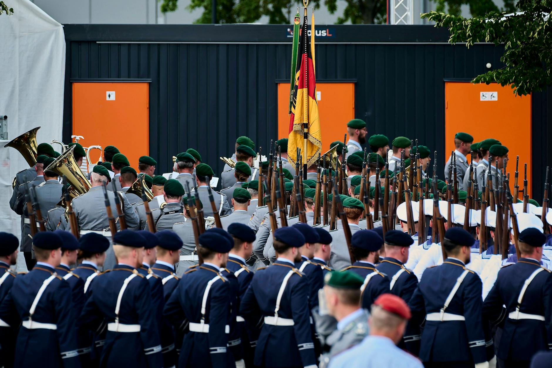 Rekruten der Bundeswehr legen am 20. Juli im Bendlerblock in Berlin ihr Gelöbnis ab.