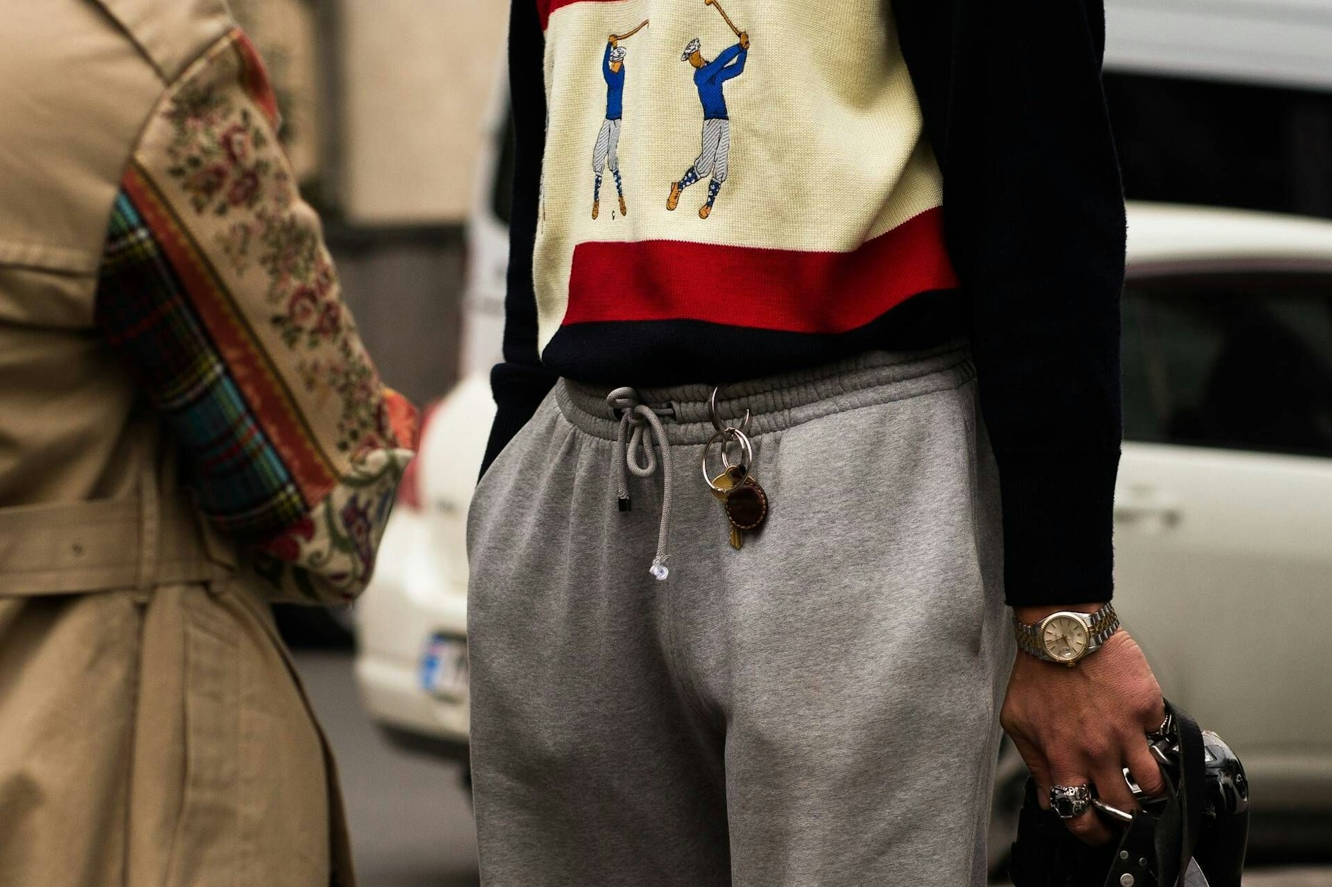 Garniert mit Golfpulli und Rolex: die Jogginghose in ihrem Element.