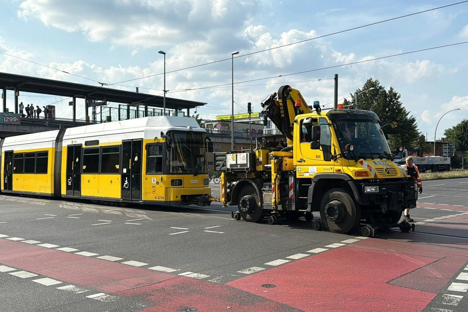 Straßenbahnen, die wegen des Anschlags auf der Strecke stehen geblieben sind, mussten abgeschleppt werden.