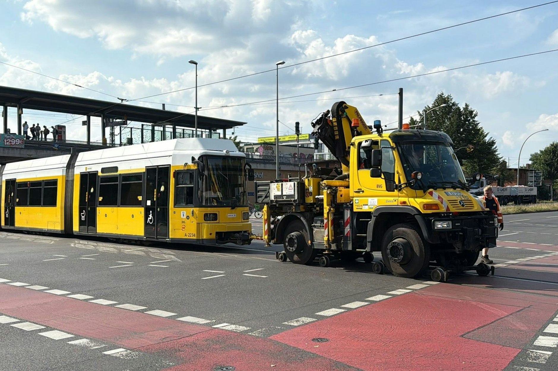 Straßenbahnen, die wegen des Anschlags auf der Strecke stehen geblieben sind, mussten abgeschleppt werden.