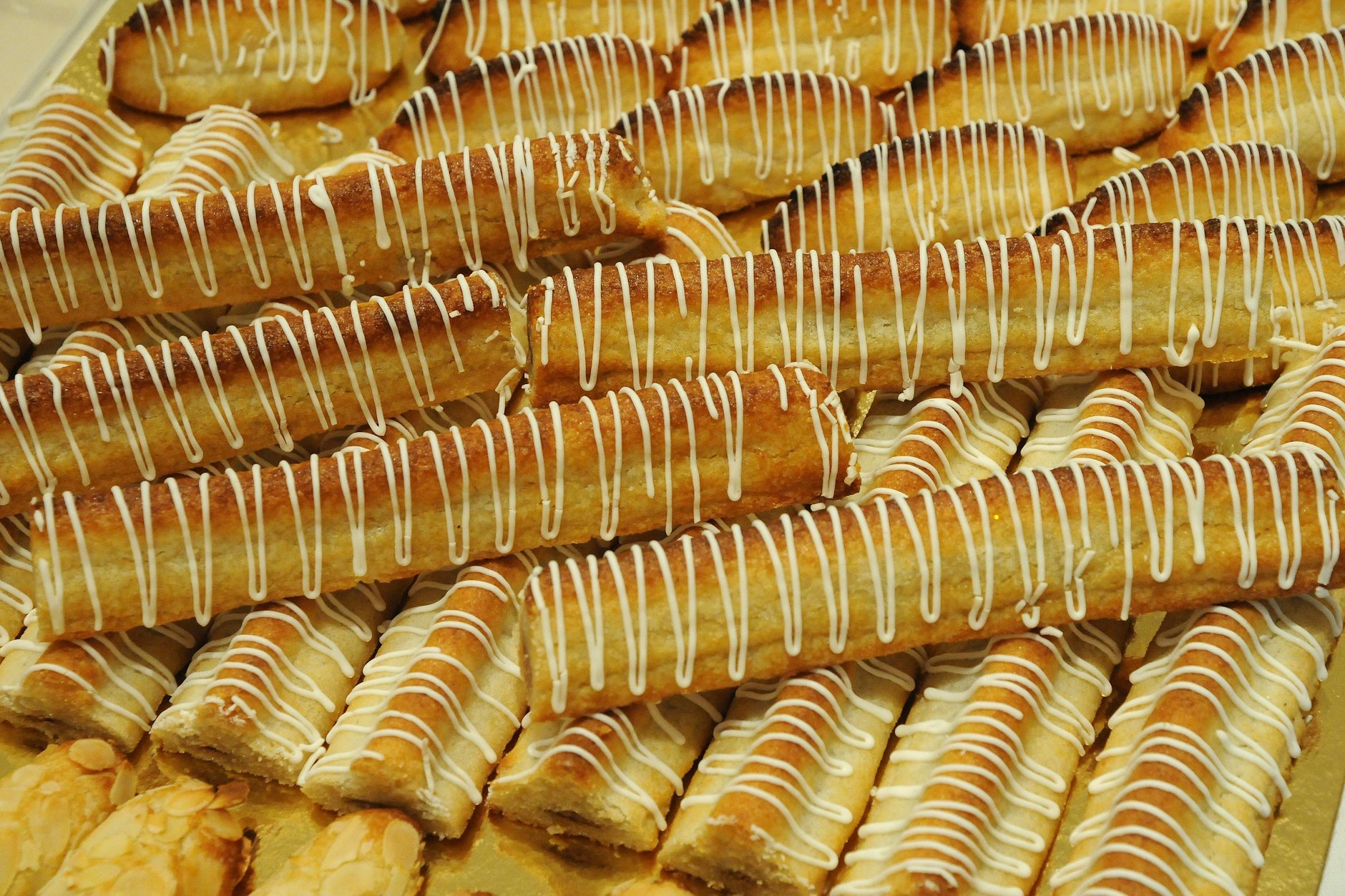 Kransekage ist ein leckeres Gebäck aus Marzipan, das in Form von Ringen oder Stangen daherkommt. Für Hobby-Bäcker ist die Stangen-Version wie in unserem Rezept einfacher.