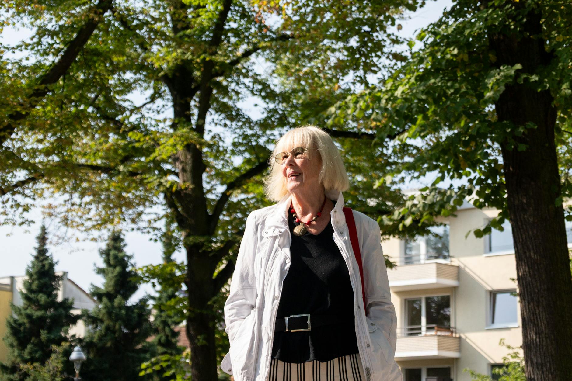 Monika Heintze (86) am Hausotterplatz in Berlin-Reinickendorf. Hier im Kiez wuchs sie auf.