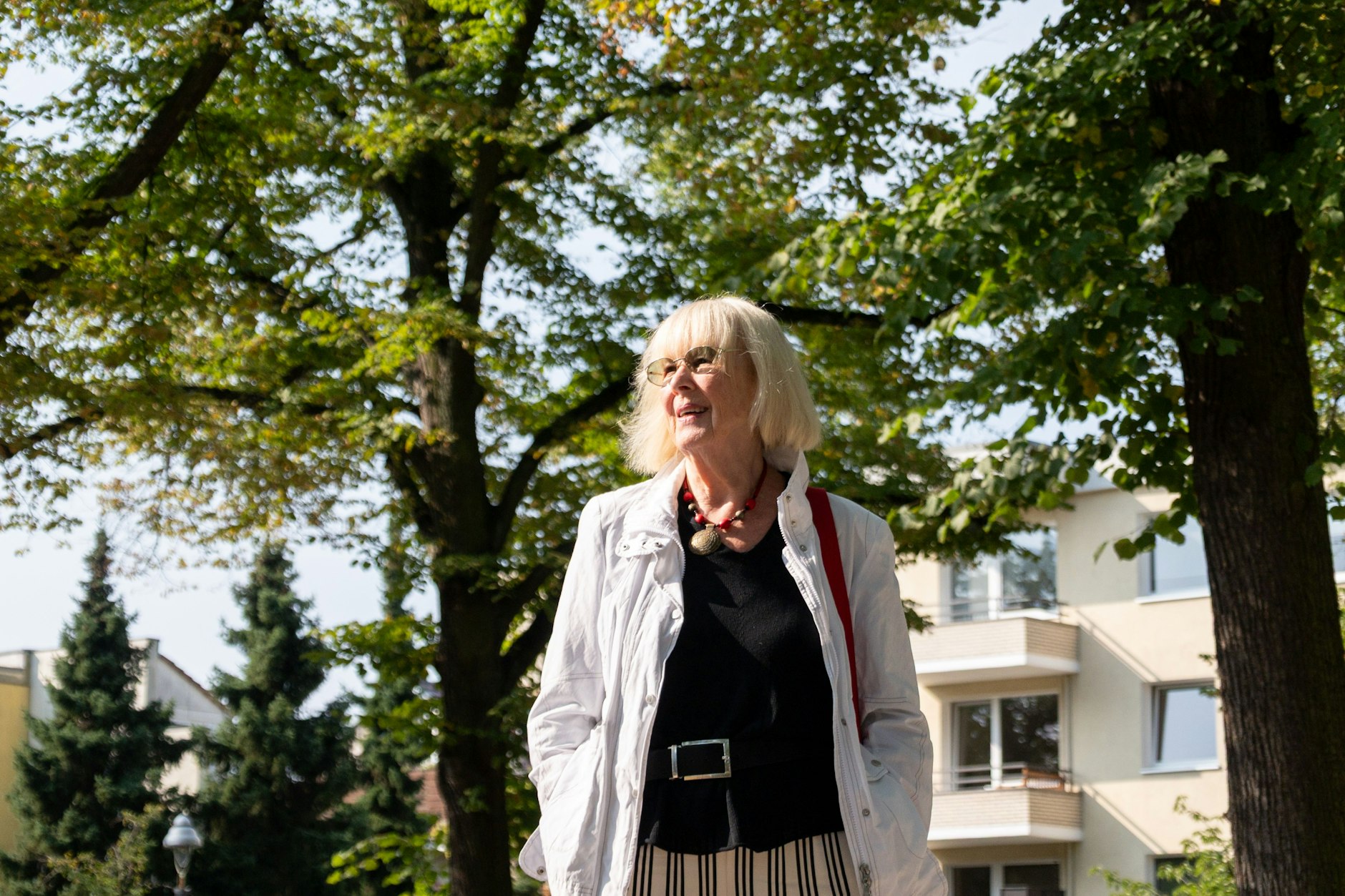 Monika Heintze (86) am Hausotterplatz in Berlin-Reinickendorf. Hier im Kiez wuchs sie auf.