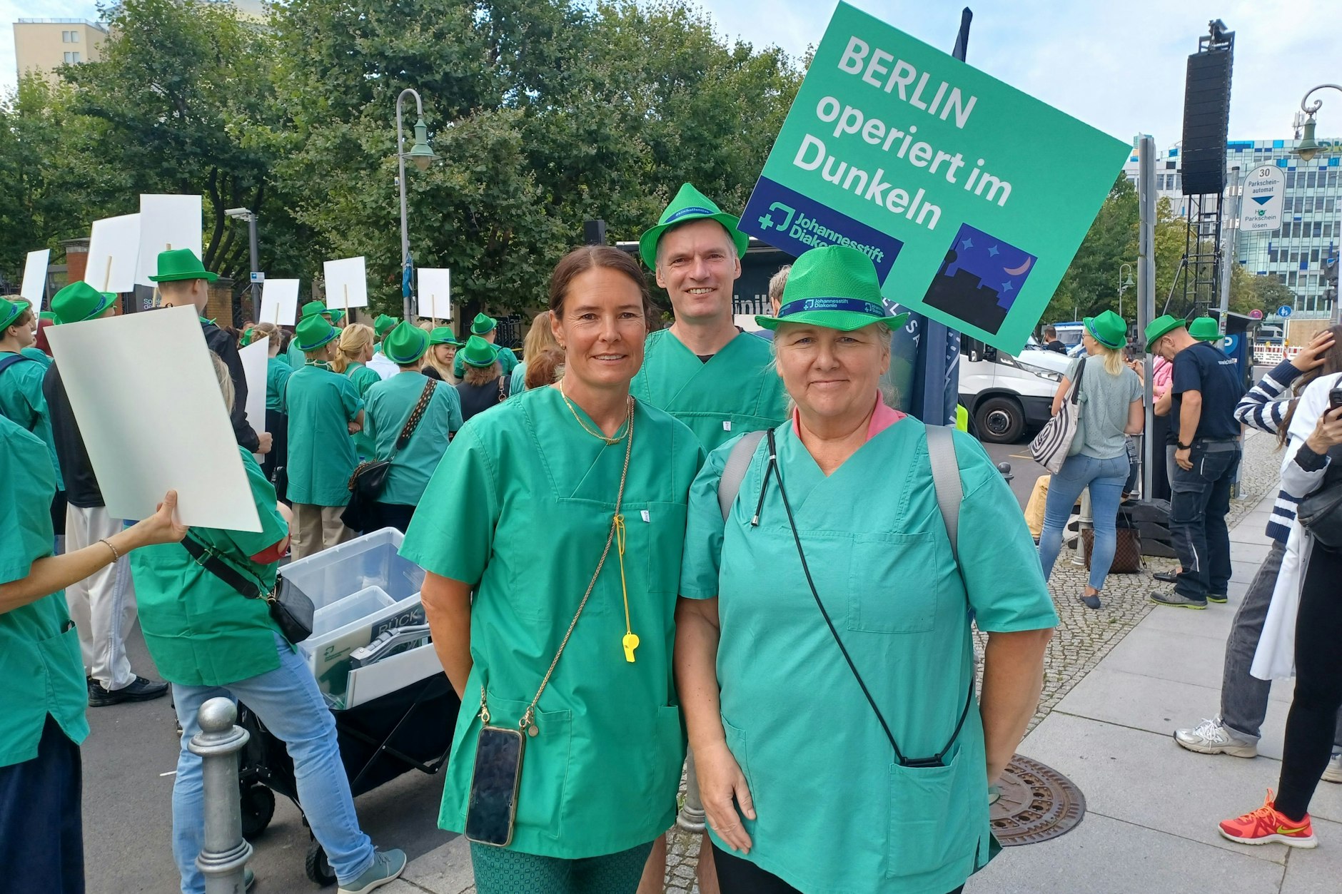 Pflegedirektorin Bianka Grau (r.) demonstriert mit Kolleginnen und Kollegen vor dem Abgeordnetenhaus.