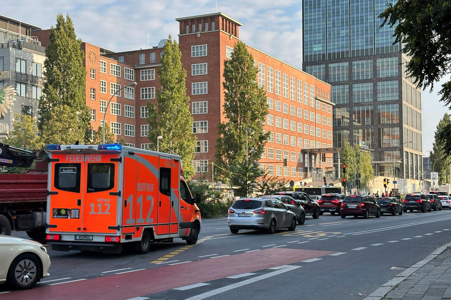 Der tägliche Stillstand in der Elsenstraße in Treptow: Auch der Notarztwagen muss sich vor der Elsenbrücke anstellen. Auf der Spreequerung gibt es für Autos nur einen Fahrstreifen pro Richtung.