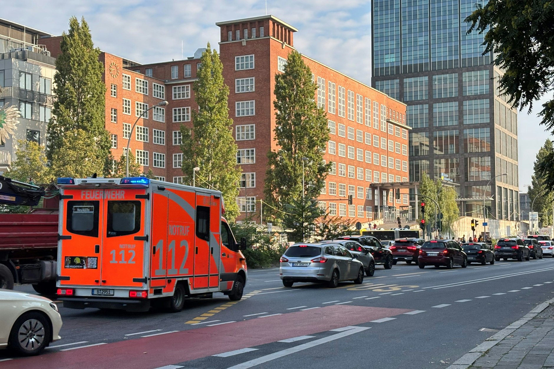 Der tägliche Stillstand in der Elsenstraße in Treptow: Auch der Notarztwagen muss sich vor der Elsenbrücke anstellen. Auf der Spreequerung gibt es für Autos nur einen Fahrstreifen pro Richtung.