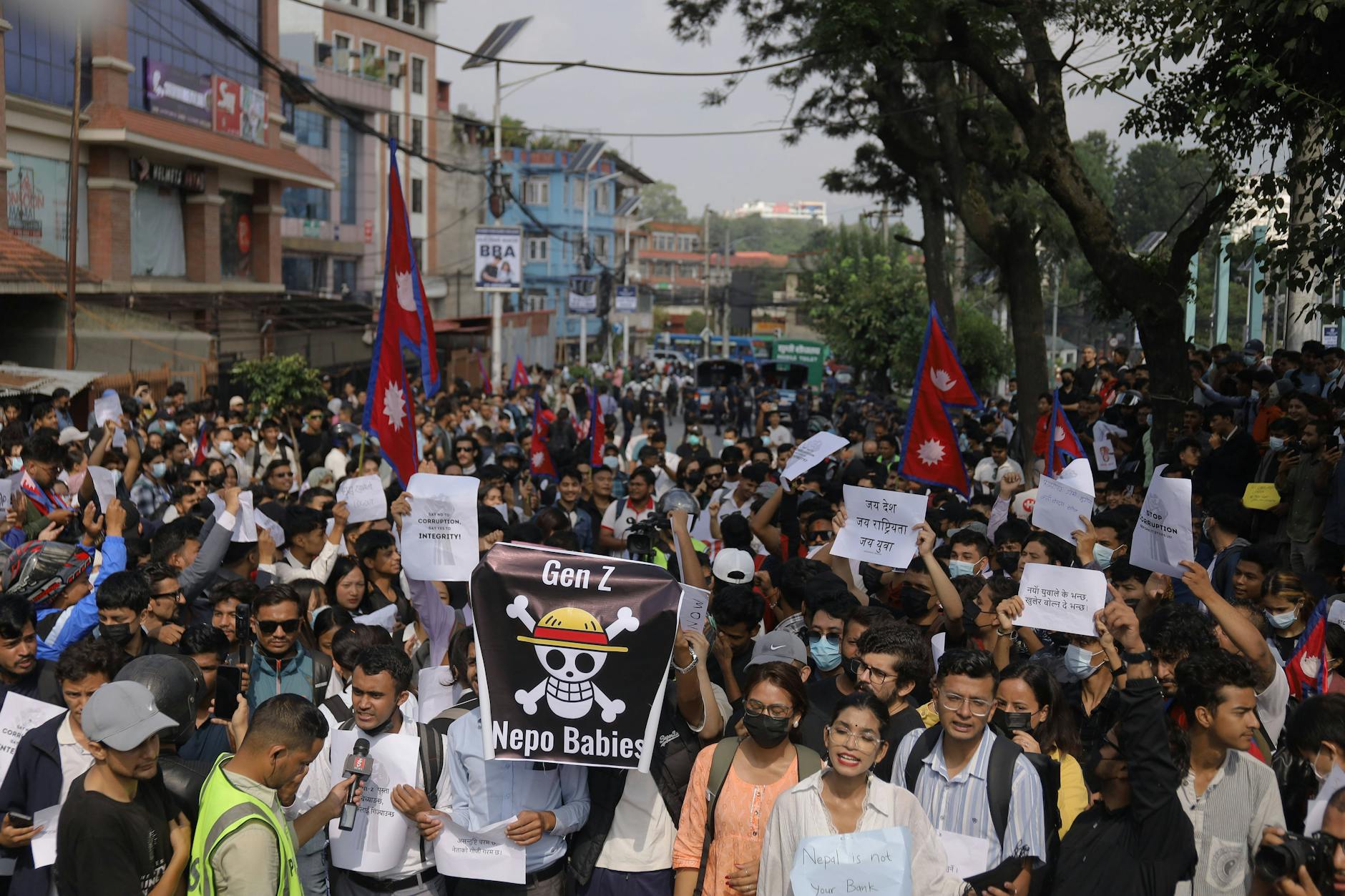 Tausende Jugendliche beteiligen sich an den Protesten in der nepalesischen Hauptstadt Kathmandu.