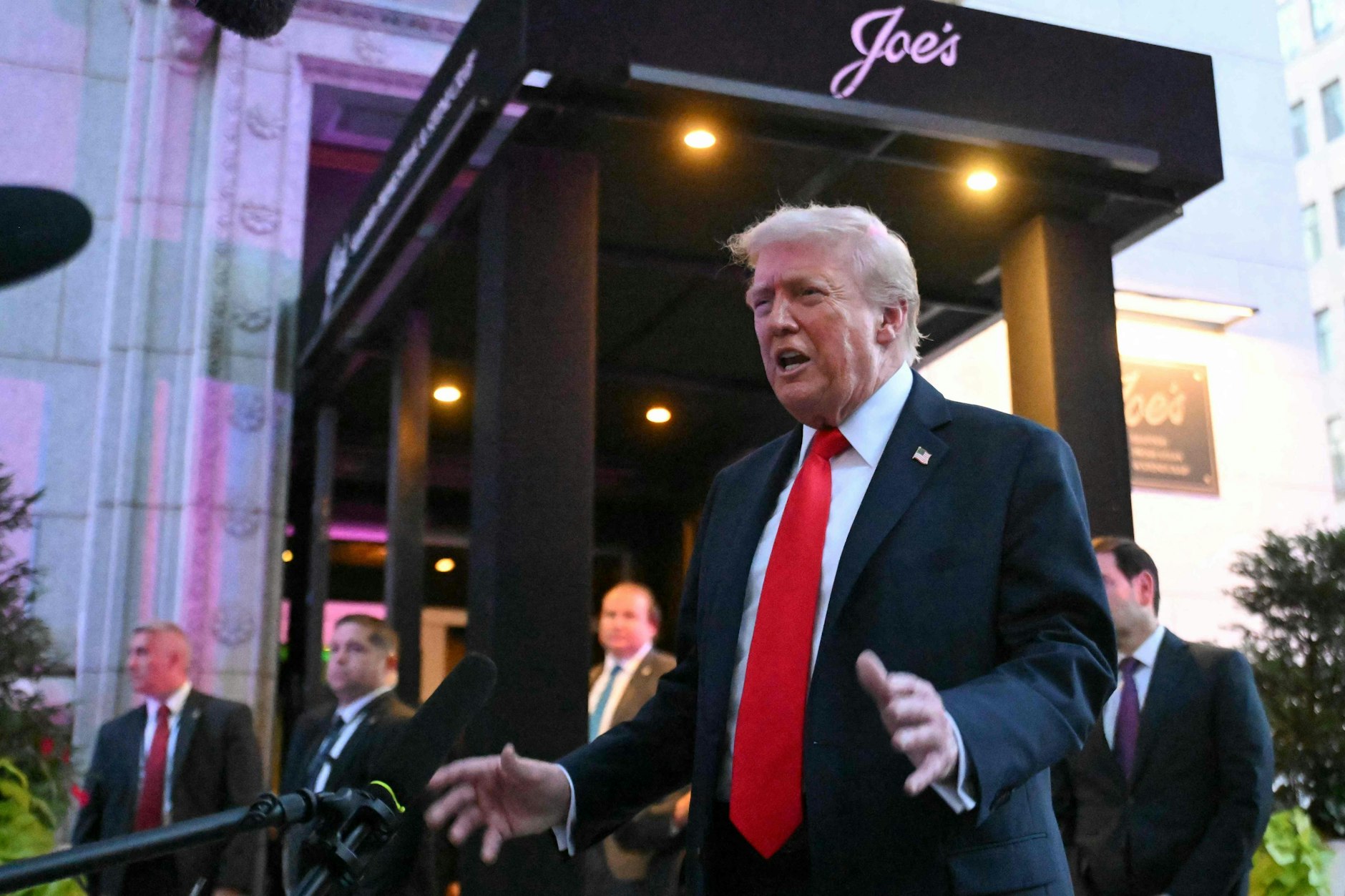 US-Präsident Donald Trump spricht mit Reportern vor dem Restaurant „Joe’s Seafood, Prime Steak &amp; Stone Crab“ in Washington.