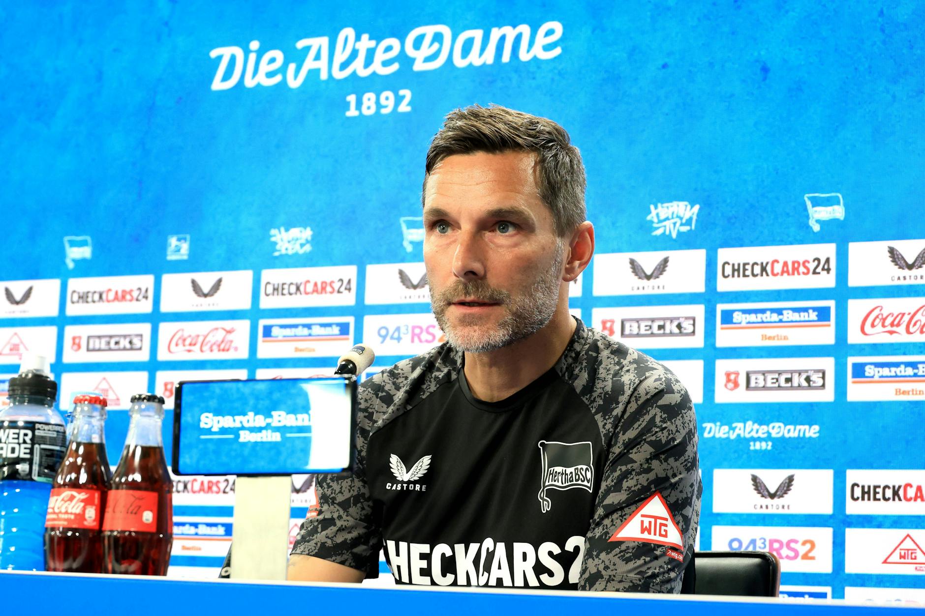 Hertha-Cheftrainer Stefan Leitl auf der Pressekonferenz vor dem Spiel bei Hannover 96.