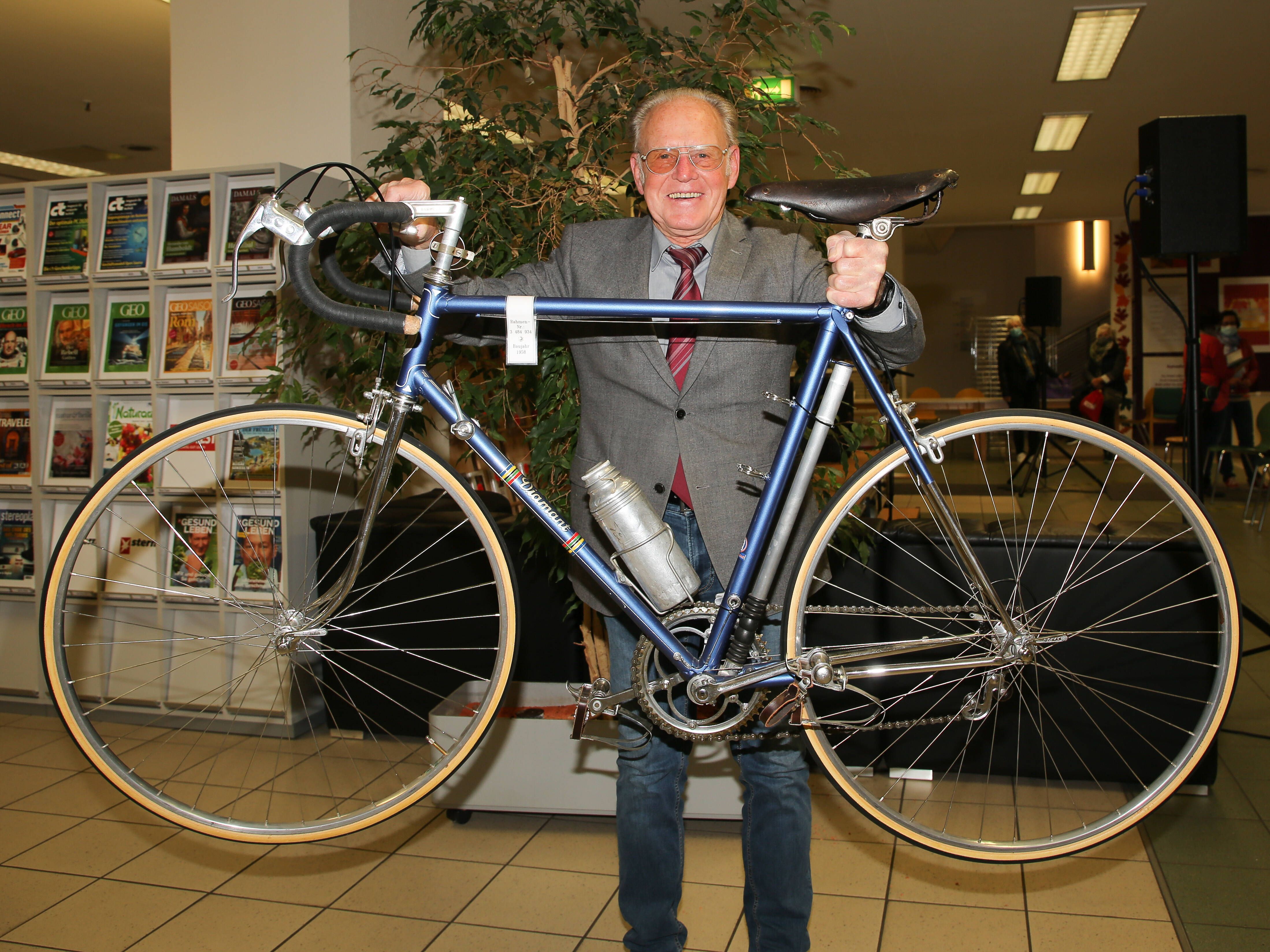 Streit um Verdienstorden für DDR-Radsportlegende Täve Schur!