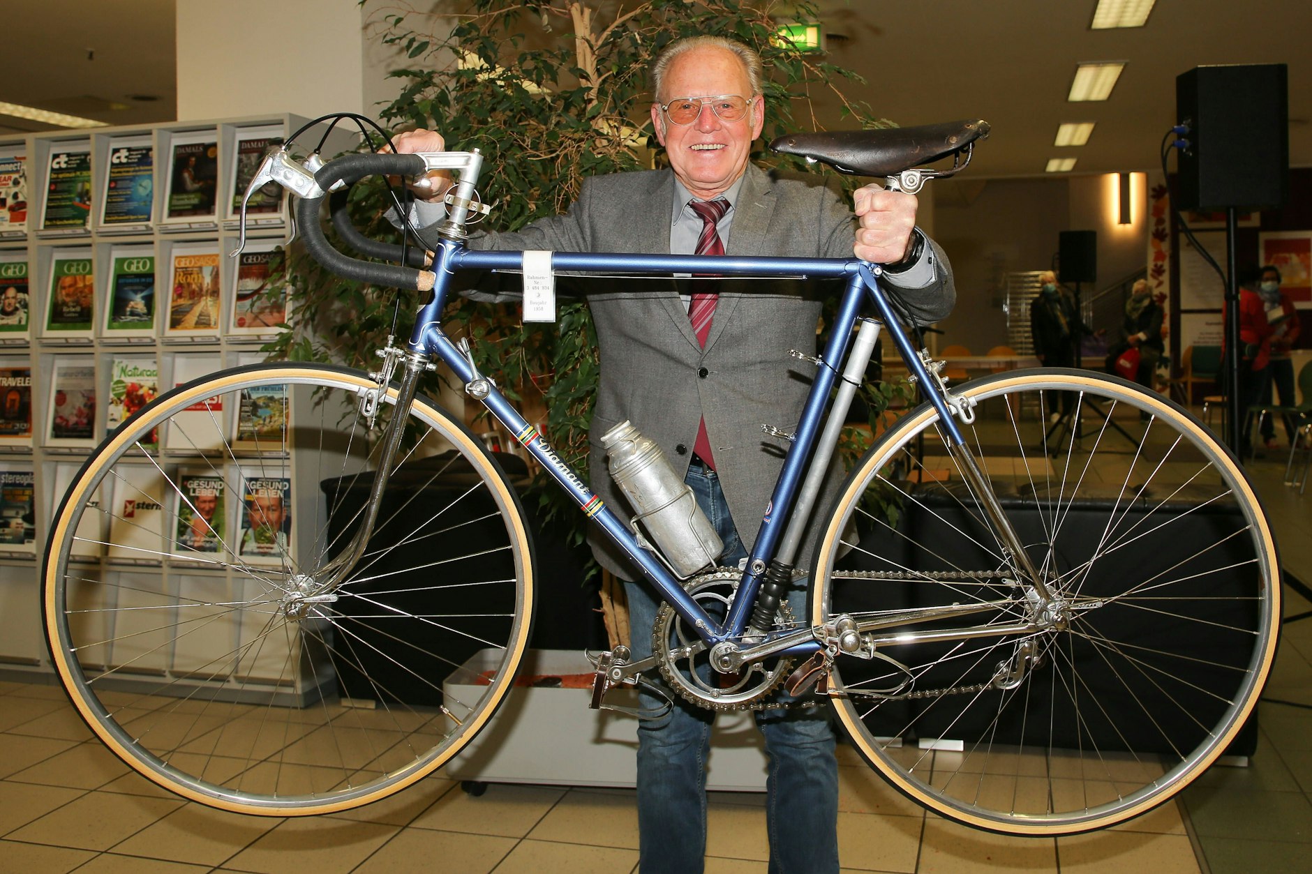 DDR-Radsportlegende Täve Schur soll mit dem Verdienstorden des Landes Sachsen-Anhalt geehrt werden.