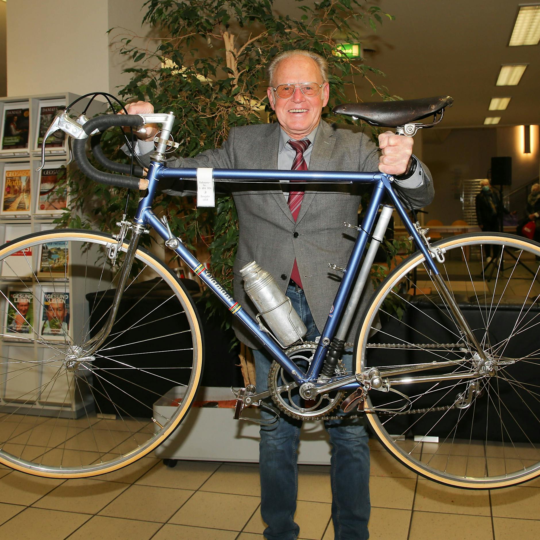 Streit um Verdienstorden für DDR-Radsportlegende Täve Schur!