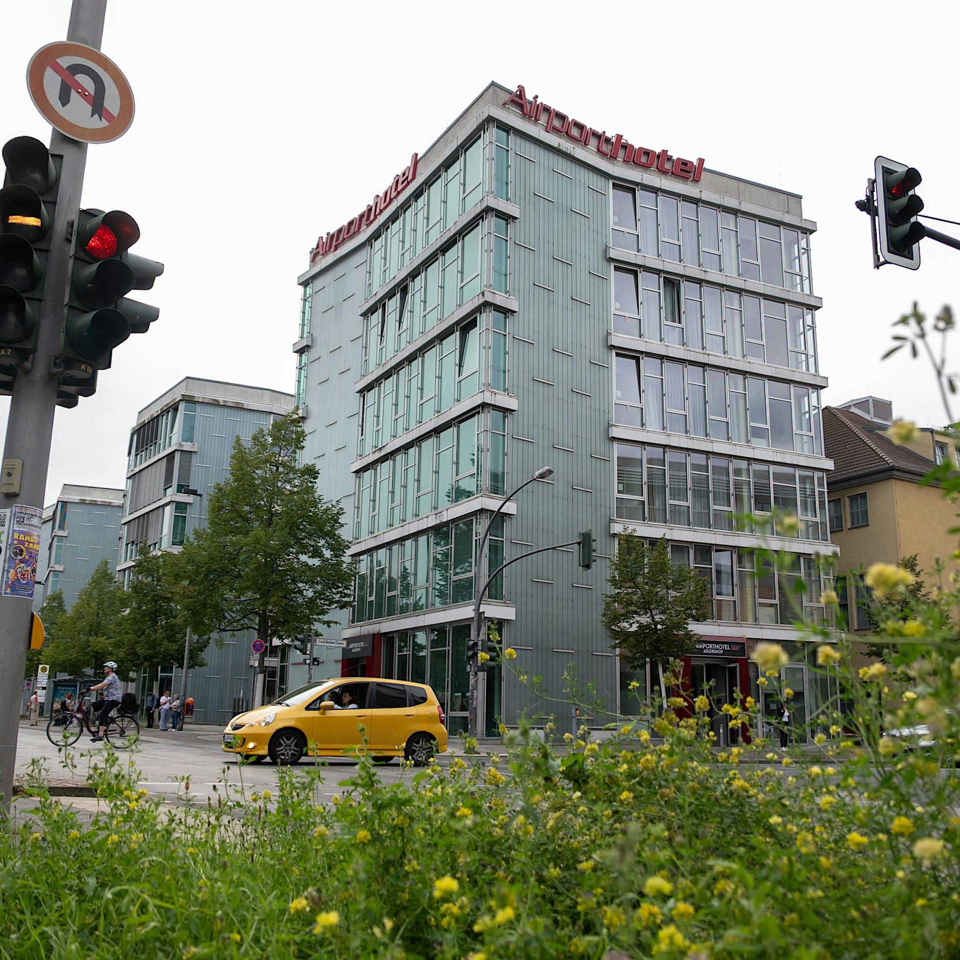 Stromausfall in Adlershof: Hotel hält Betrieb aufrecht – Mitarbeiter spülen stundenlang Geschirr