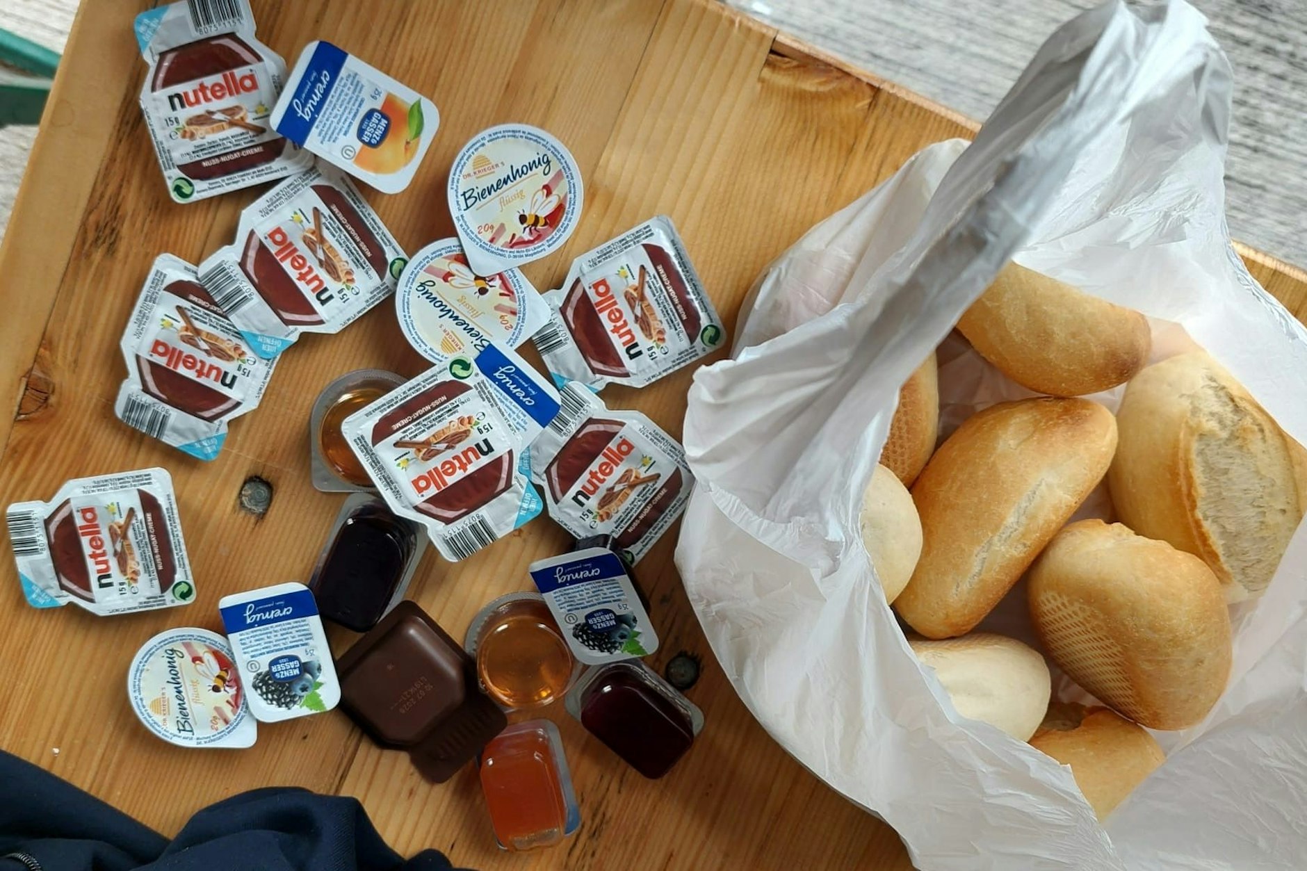 Hierbei soll es sich um das Frühstück für zehn Feuerwehrleute handeln.