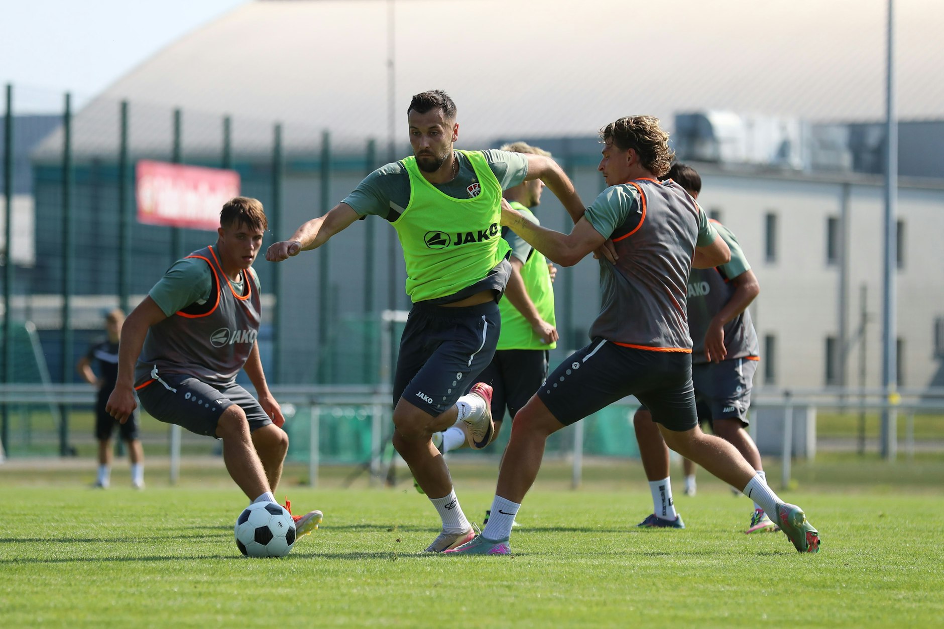 Rufat Dadashov marschiert im Training durch die Kollegen. Wenn das bei Hertha II auch so funktioniert ...