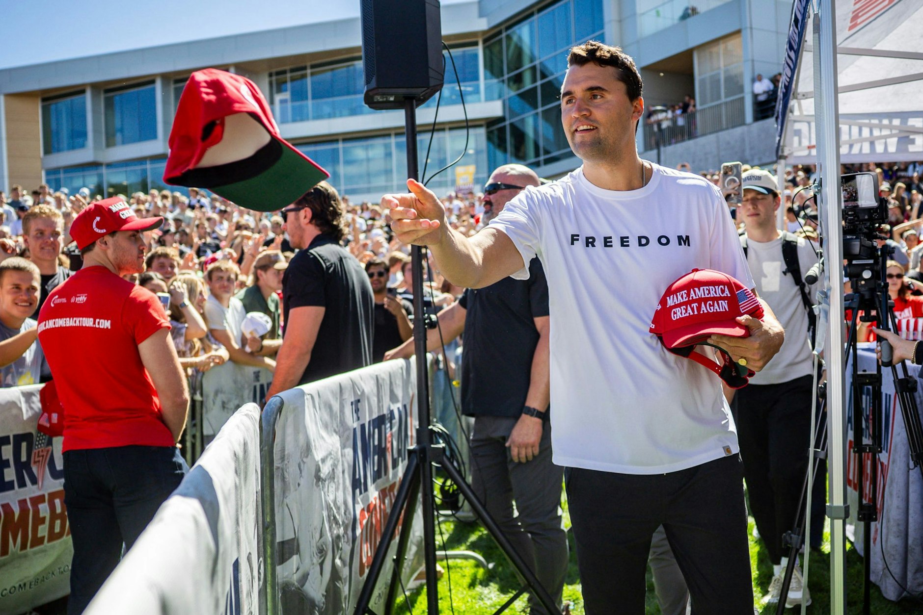 Charlie Kirk verteilt vor seiner Rede an der Utah Valley University Mützen. Wenige Minuten später wurde er erschossen.