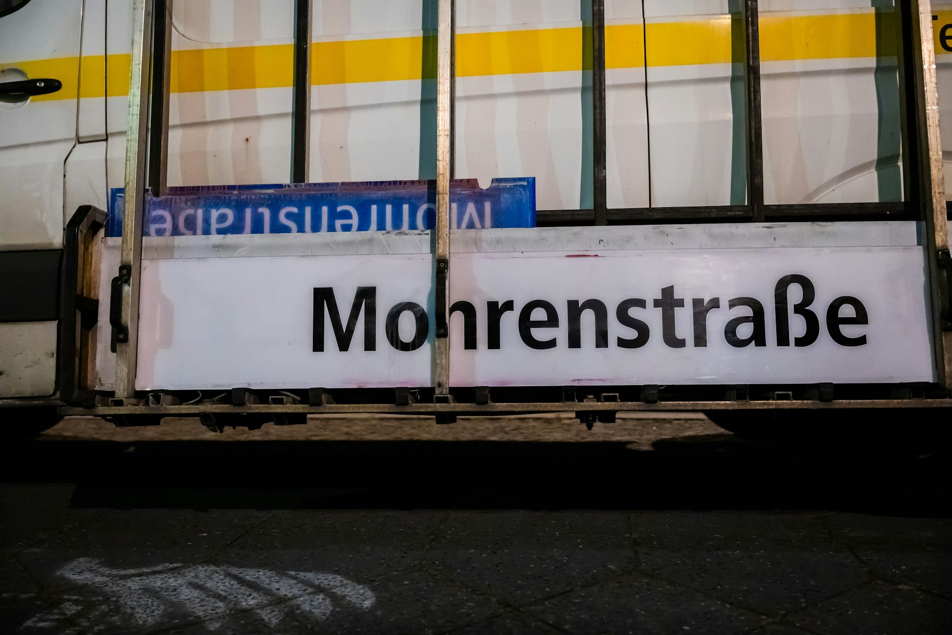 Die alten Mohrenstraßen-Schilder vom U-Bahnhof sind weg. Er heißt nun Anton-Wilhelm-Amo-Straße. Doch in den U-Bahnen existiert die Mohrenstraße weiter.