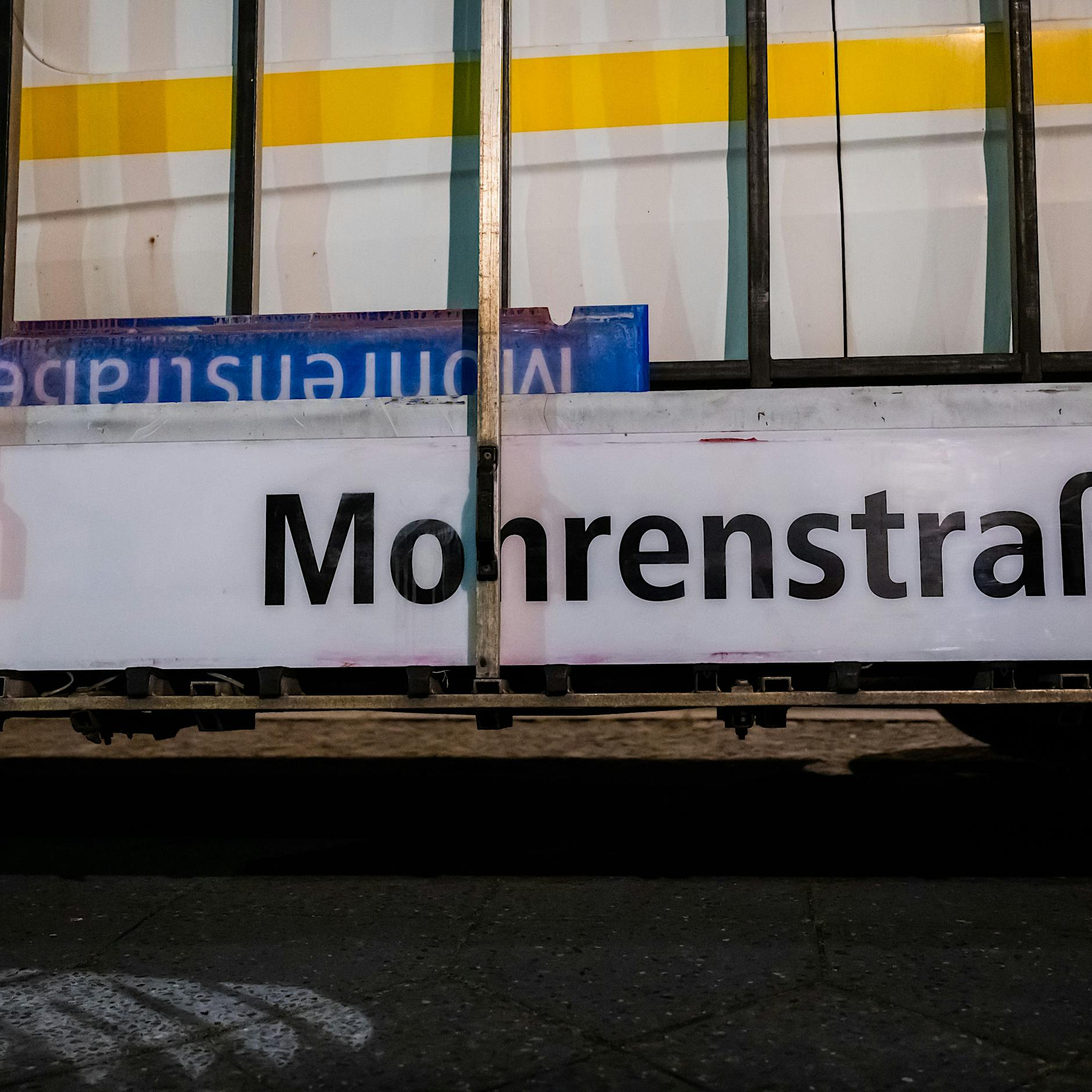 Mohrenstraße Geschichte? Nicht in Berlins U-Bahn – dort fährt sie weiter mit