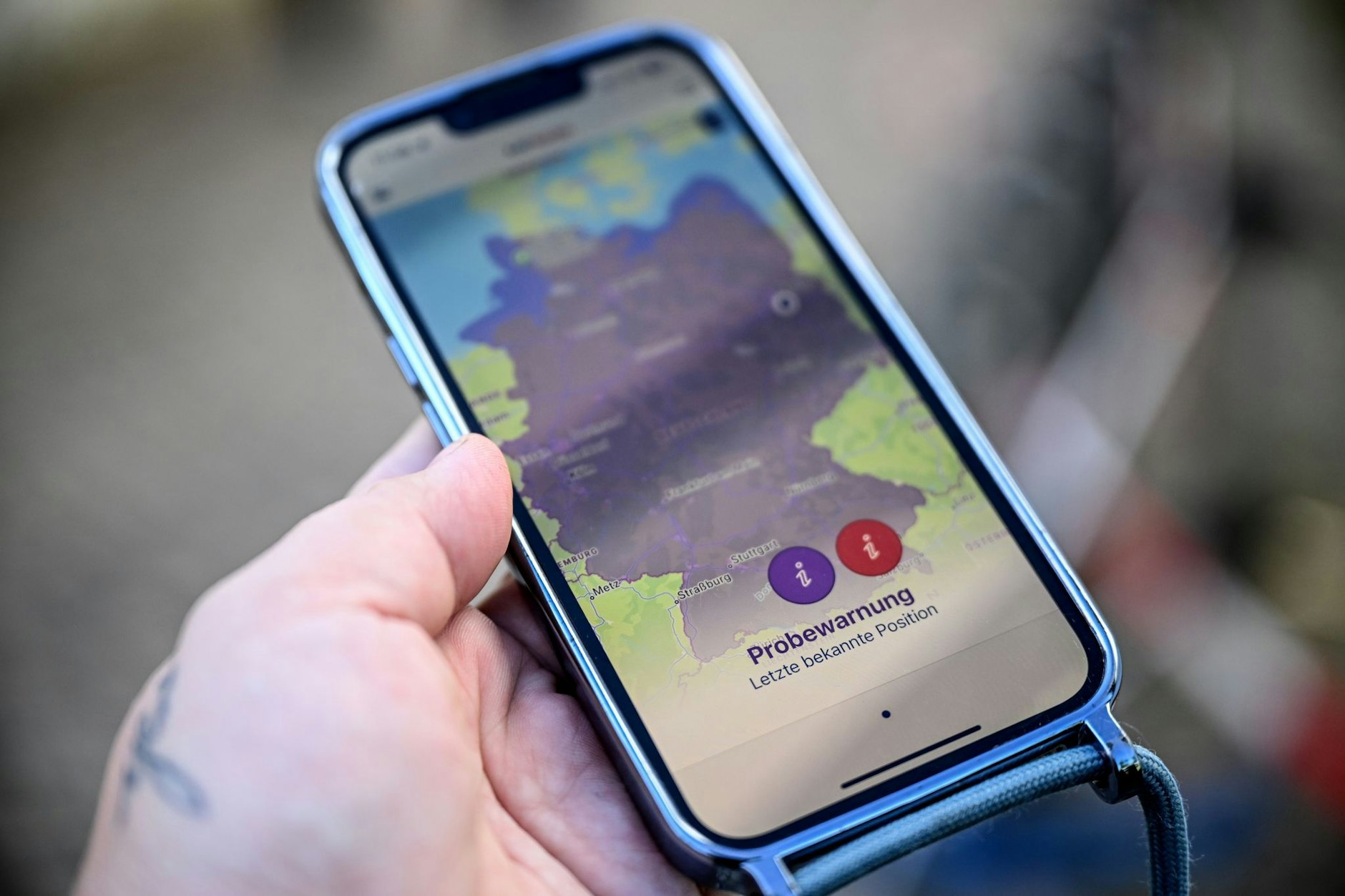 Auf dem Display eines Smartphones ist beim Bundesweiten Warntag 2025 der Alarm der App Katwarn zu sehen.