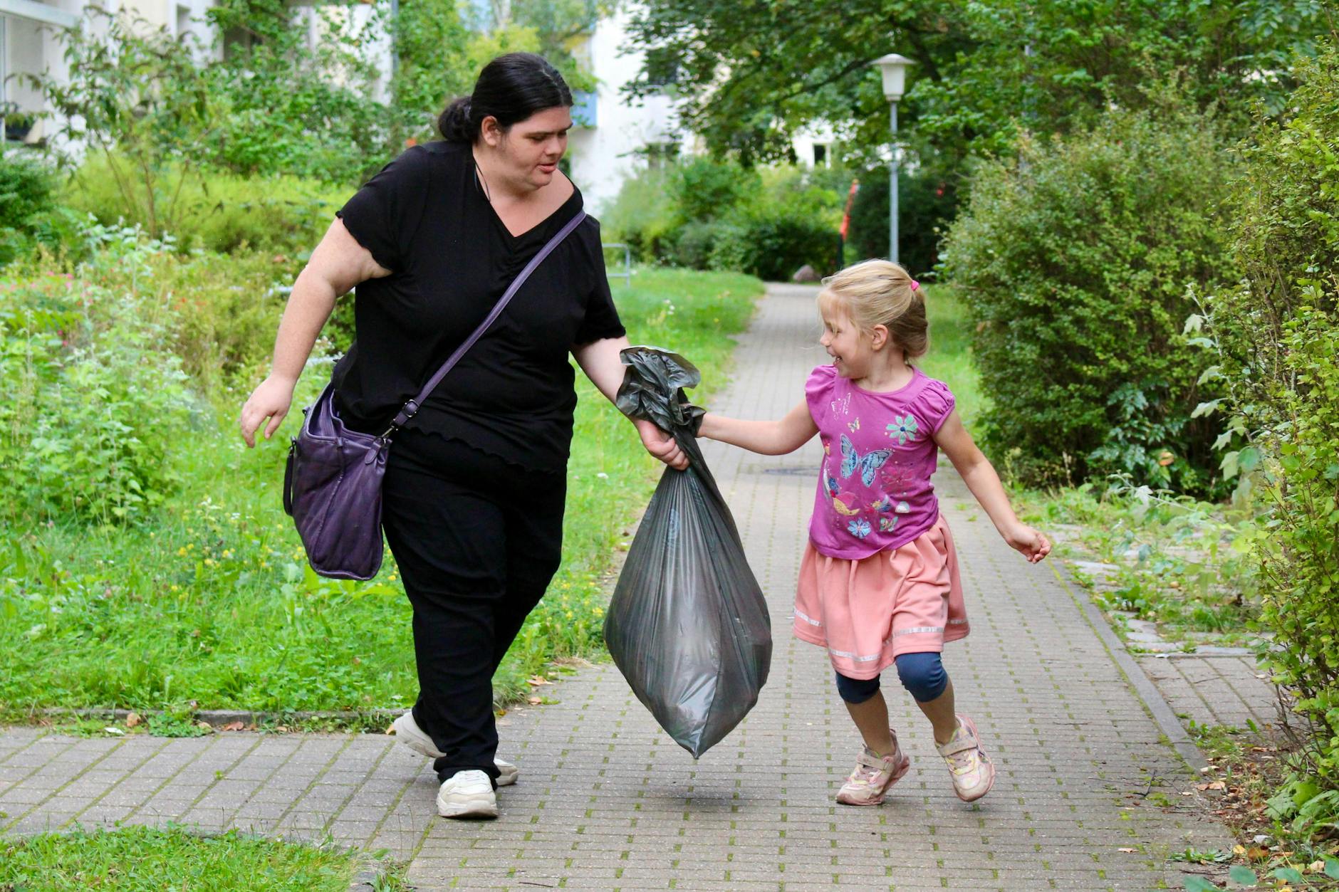 Lydia Schilling und ihre Tochter Samantha-Leonie bringen die Lebensmittel in den Abfall, die dem Stromausfall zum Opfer fielen. Sie waren eigentlich für die Einschulung der Sechsjährigen gedacht.