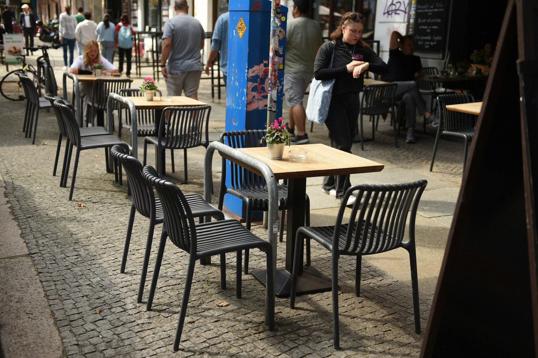 Das Restaurant Hüftgold in der Neuen Bahnhofstraße in Friedrichshain stellt Tische direkt neben Fahrradbügel. Eine Genehmigung für die Fläche liegt vor. Aufregung gibt es trotzdem.